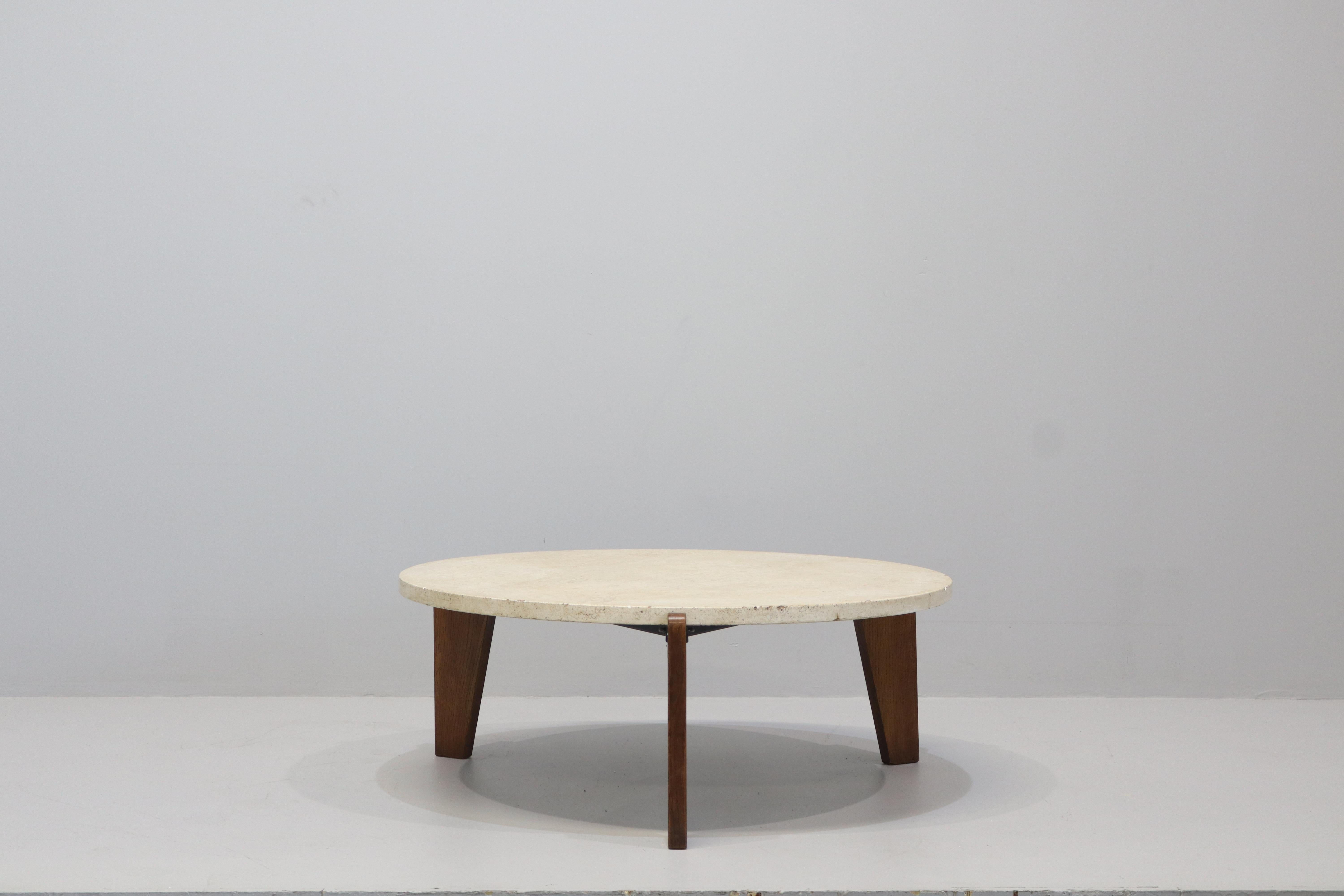 Mesa baja 'Africa' de Jean Prouve CB11 un magnífico ejemplo