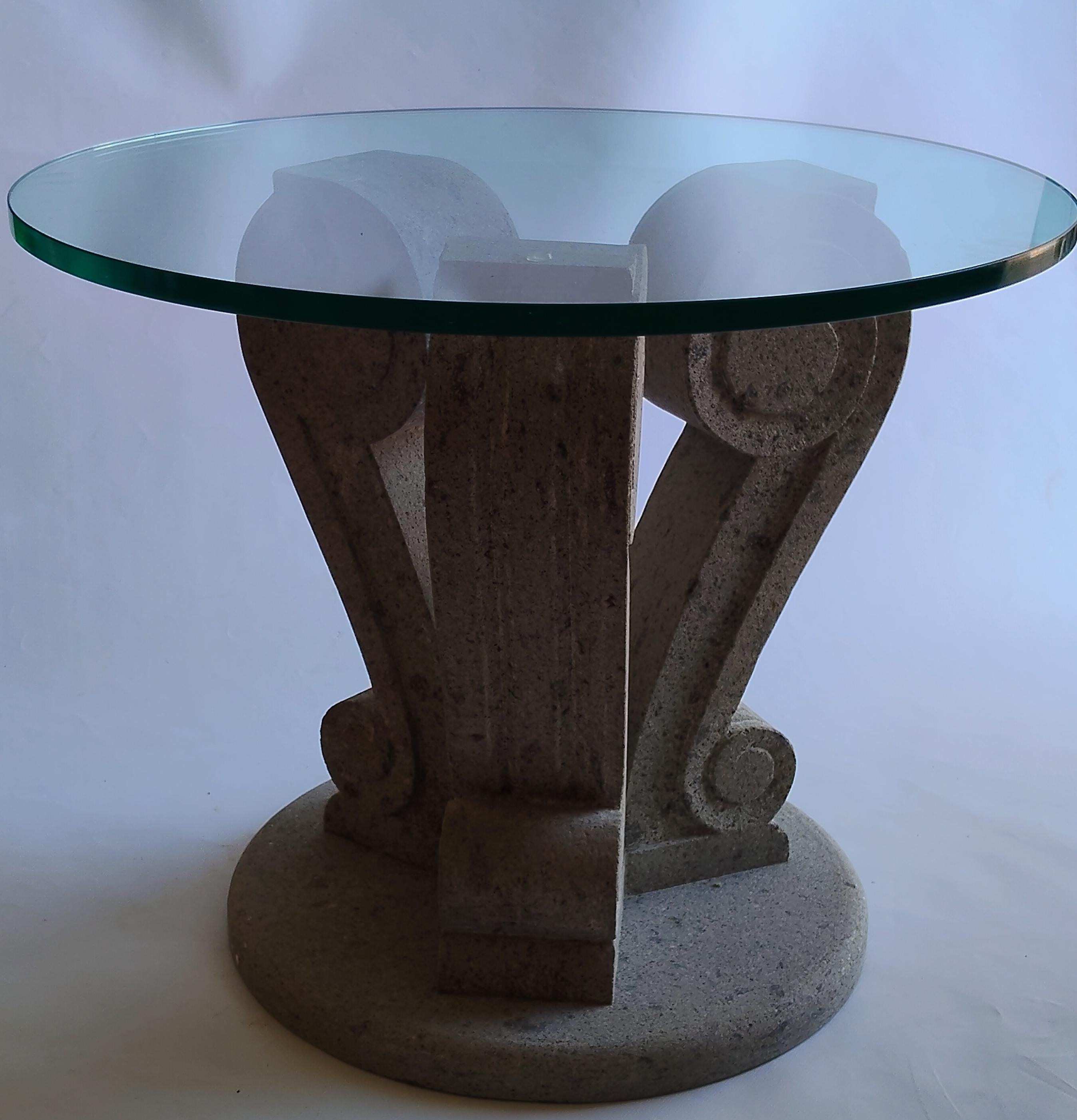 Originale base tavolo , manufatto scolpito in peperino grigio, disegno originale.
L'altezza della sola base è di cm 46, quindi aggiungendo un vetro dell'altezza di 1,5 cm, si arriva a cm 47,5.
Le poids de base est de 41 cm et le poids de 38 kg.
Le