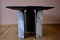 Tavolo basso rotondo Insieme in marmo cipollino, bianco statuario e rovere moro