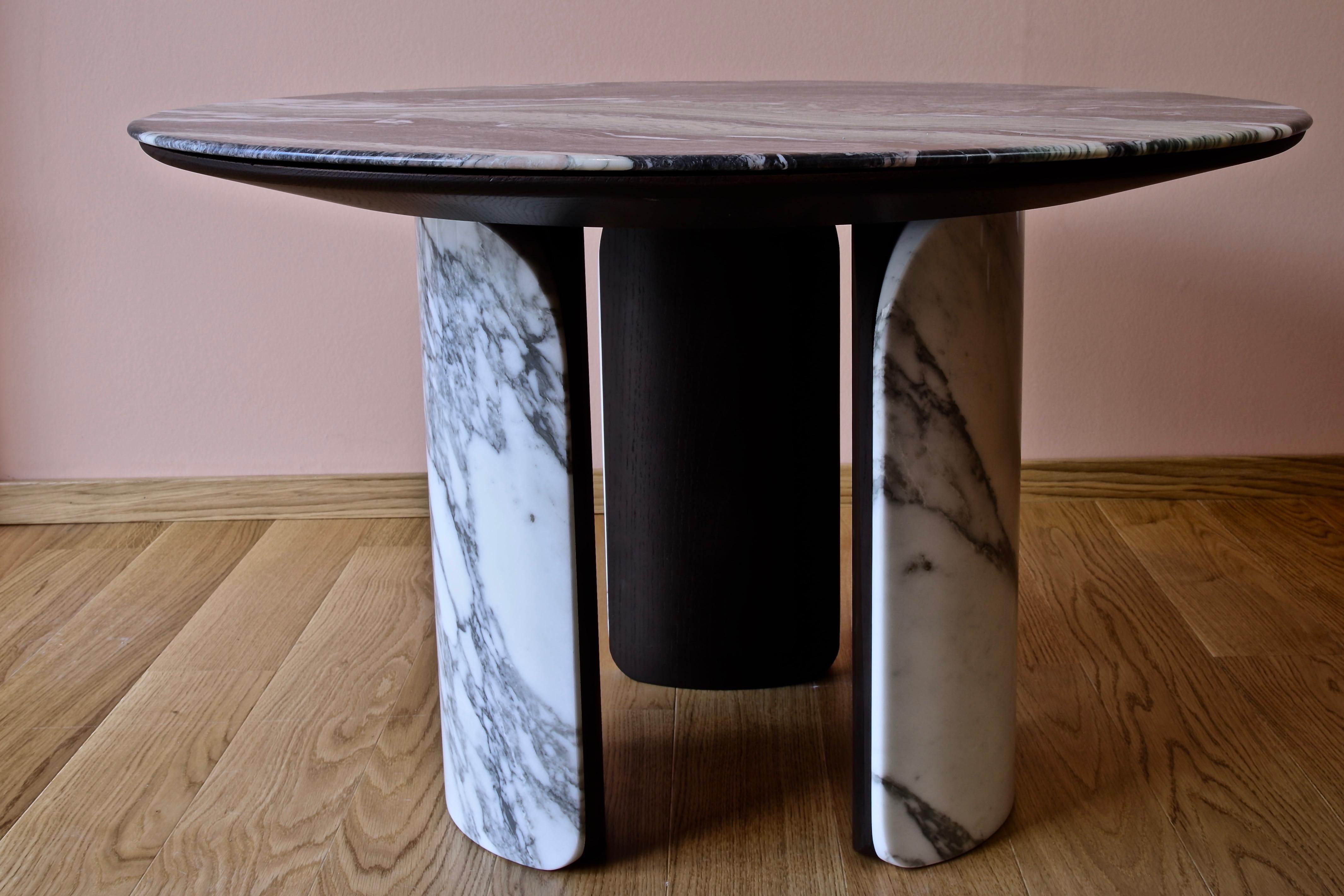 Modern Tavolo basso rotondo Insieme in marmo cipollino, bianco statuario e rovere moro For Sale