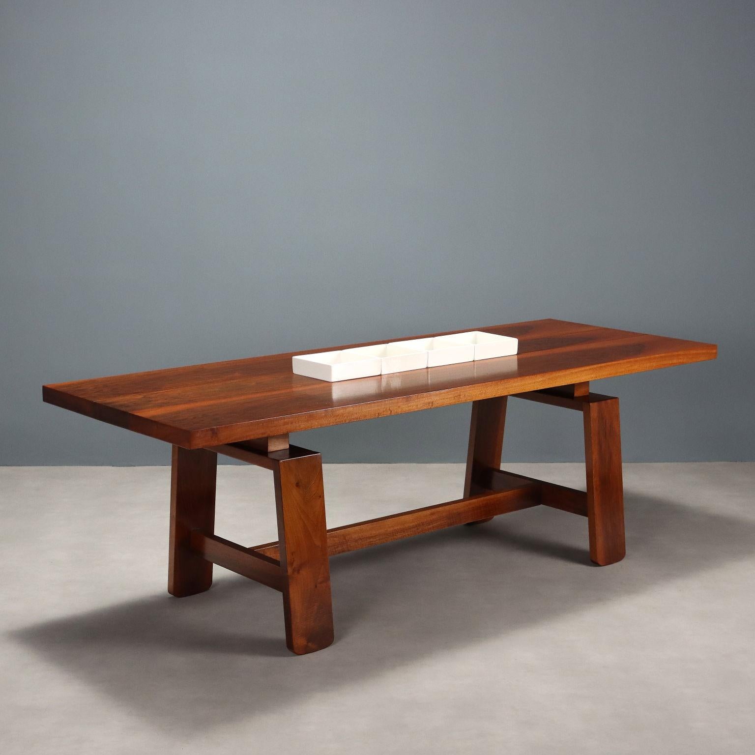 Tavolo in legno massello impiallacciato noce con piano di forma rettangolare completo di accessori in ceramica che riportano il marchio della produzione. Restaurato nei nostri laboratori. 