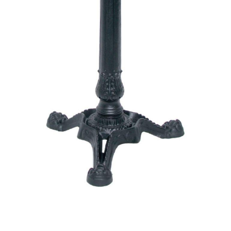 Descubra la elegancia atemporal de nuestra mesa Bistrot con un llamativo marco de latón. Fabricada a la perfección, esta sofisticada mesa añade un toque de encanto clásico a cualquier espacio. Ilumine su comedor con calidez y estilo. Realce su
