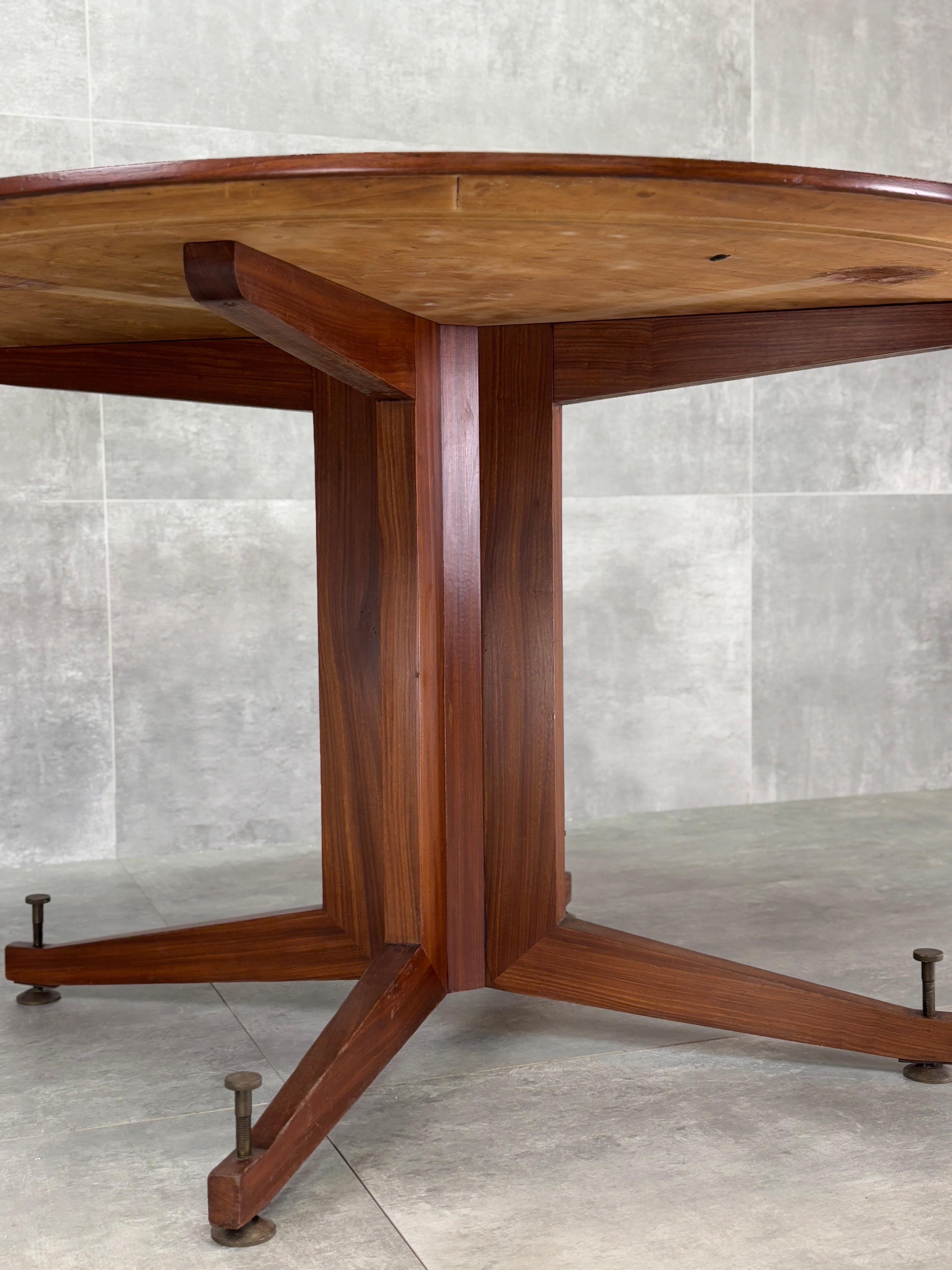 Tavolo circolare da pranzo vintage, in legno e ottone, 1950s Excellent état - En vente à Quarrata, IT