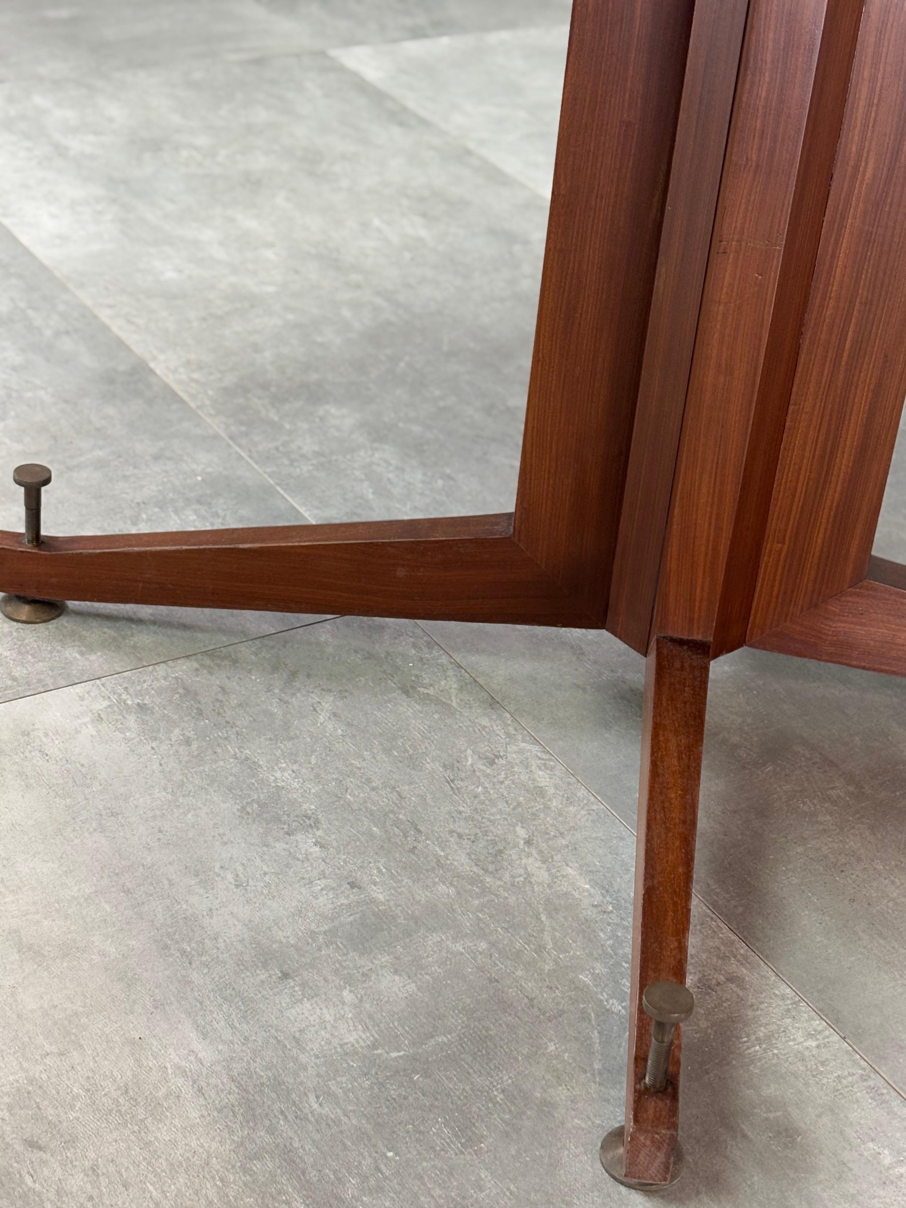 Laiton Tavolo circolare da pranzo vintage, in legno e ottone, 1950s en vente