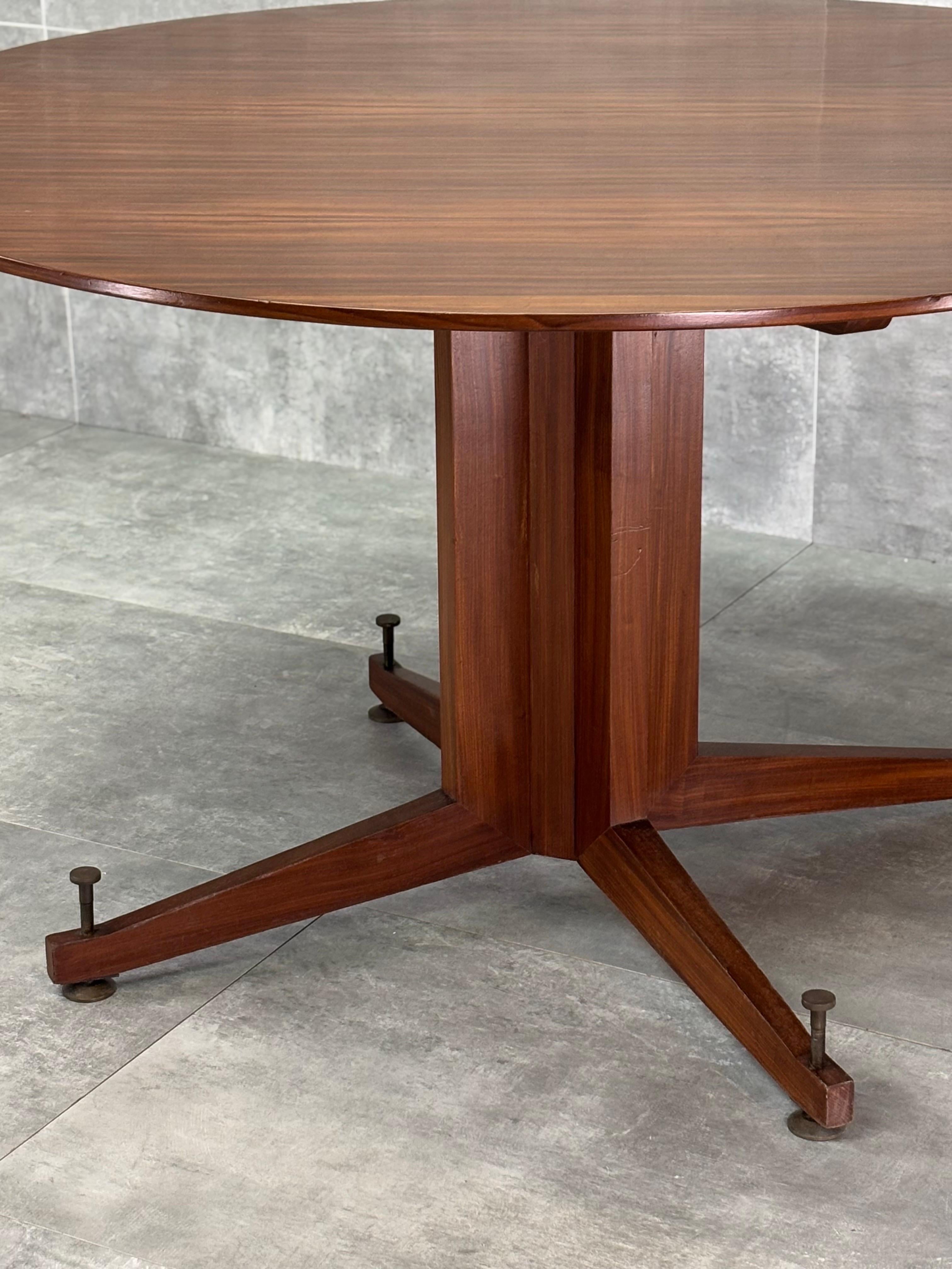 Tavolo circolare da pranzo vintage, in legno e ottone, 1950s en vente 1