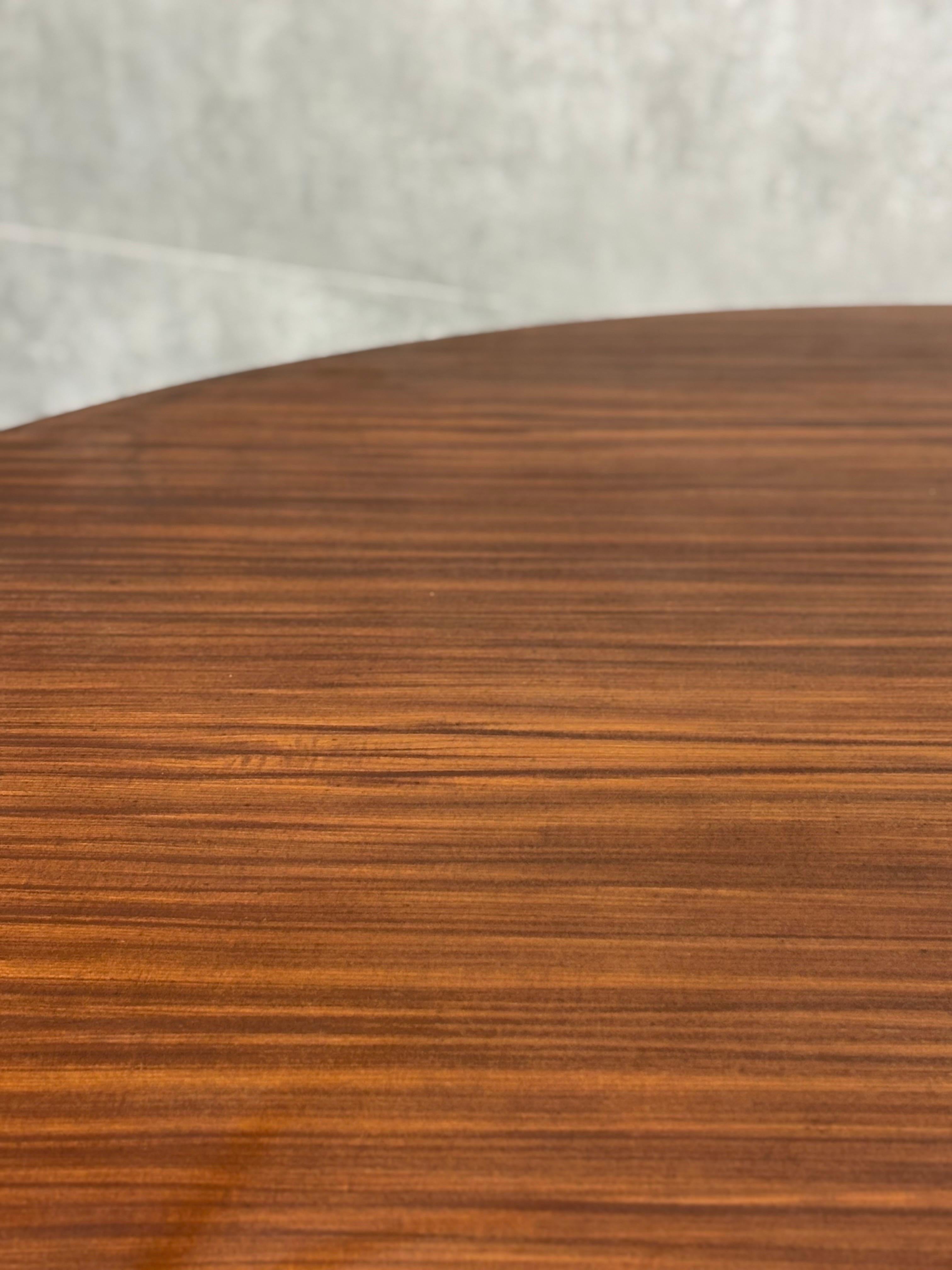 Tavolo circolare da pranzo vintage, in legno e ottone, 1950s en vente 2