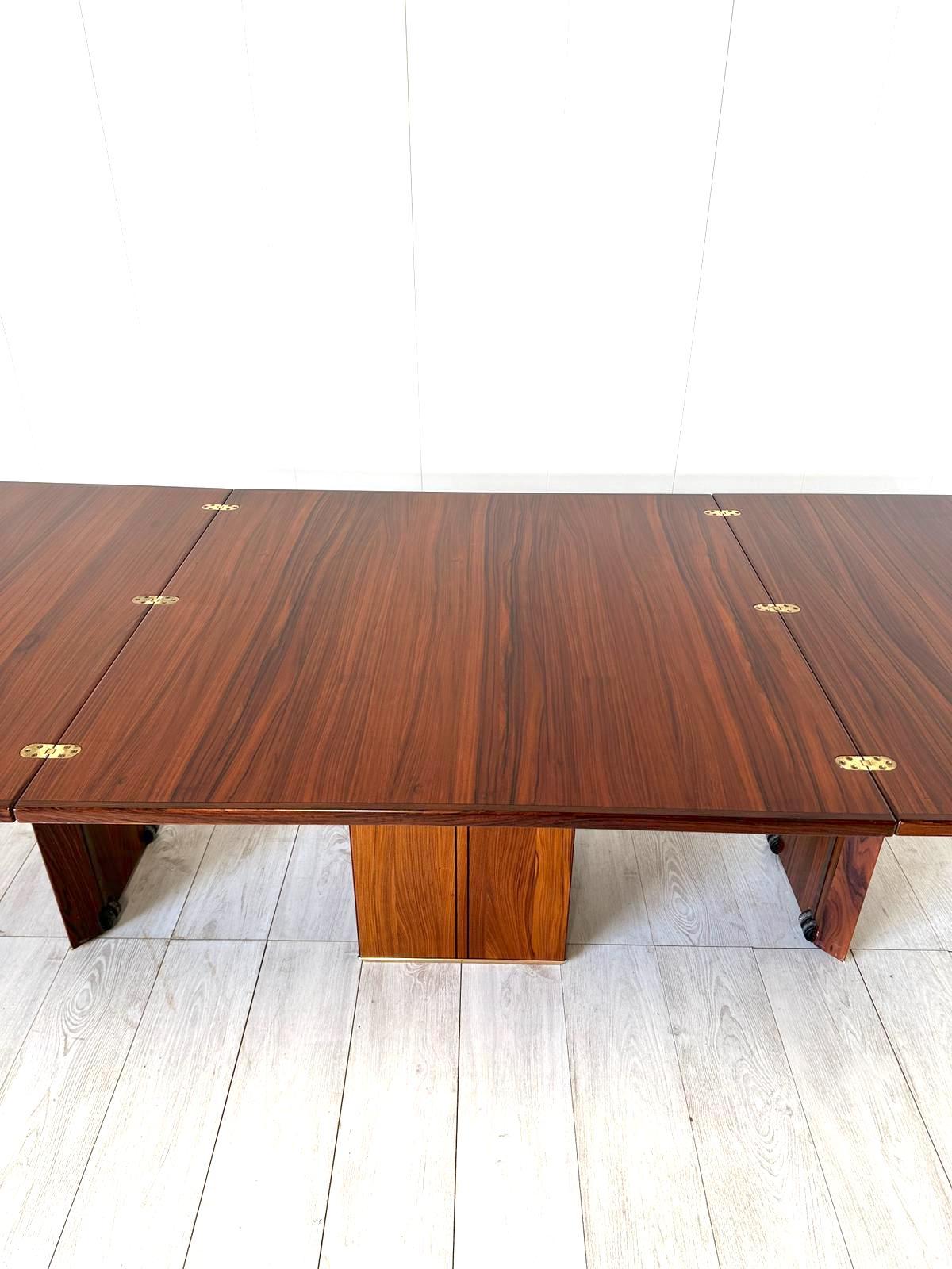 Extendable dining table top veneered with walnut slats with solid wood edges layered with different essences finish to brass base.
 
Prod. Maxalto 80s
 71x110x110 cm 
(open) 71x220x110 cm