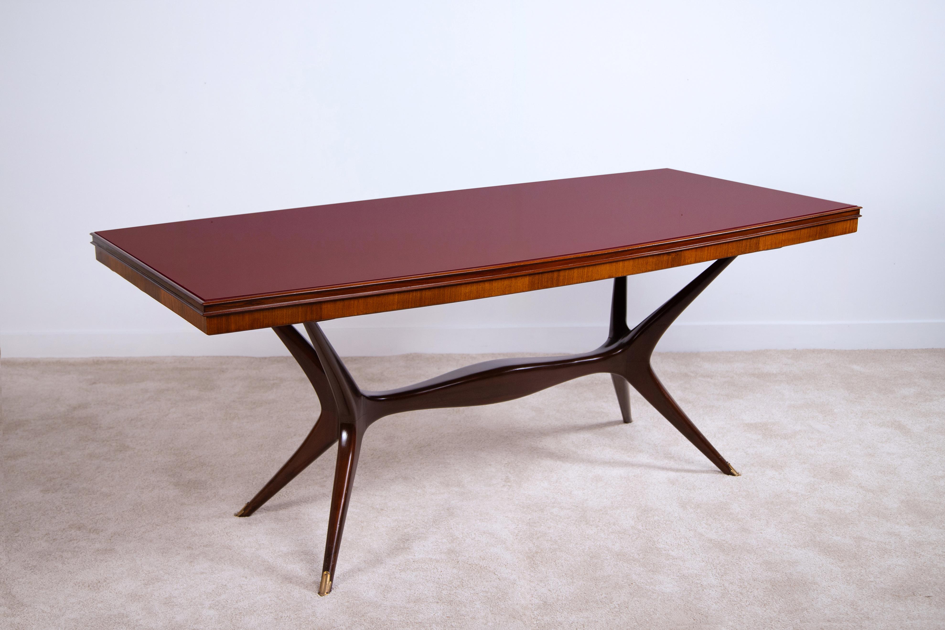 Table raffinée des années 1950 attribuée à Ico Parisi, produite en Italie, dans le quartier historique de Brianza. Les détails de cette table font toute la différence : en commençant par les pieds ébonisés sophistiqués enrichis de viroles en laiton,