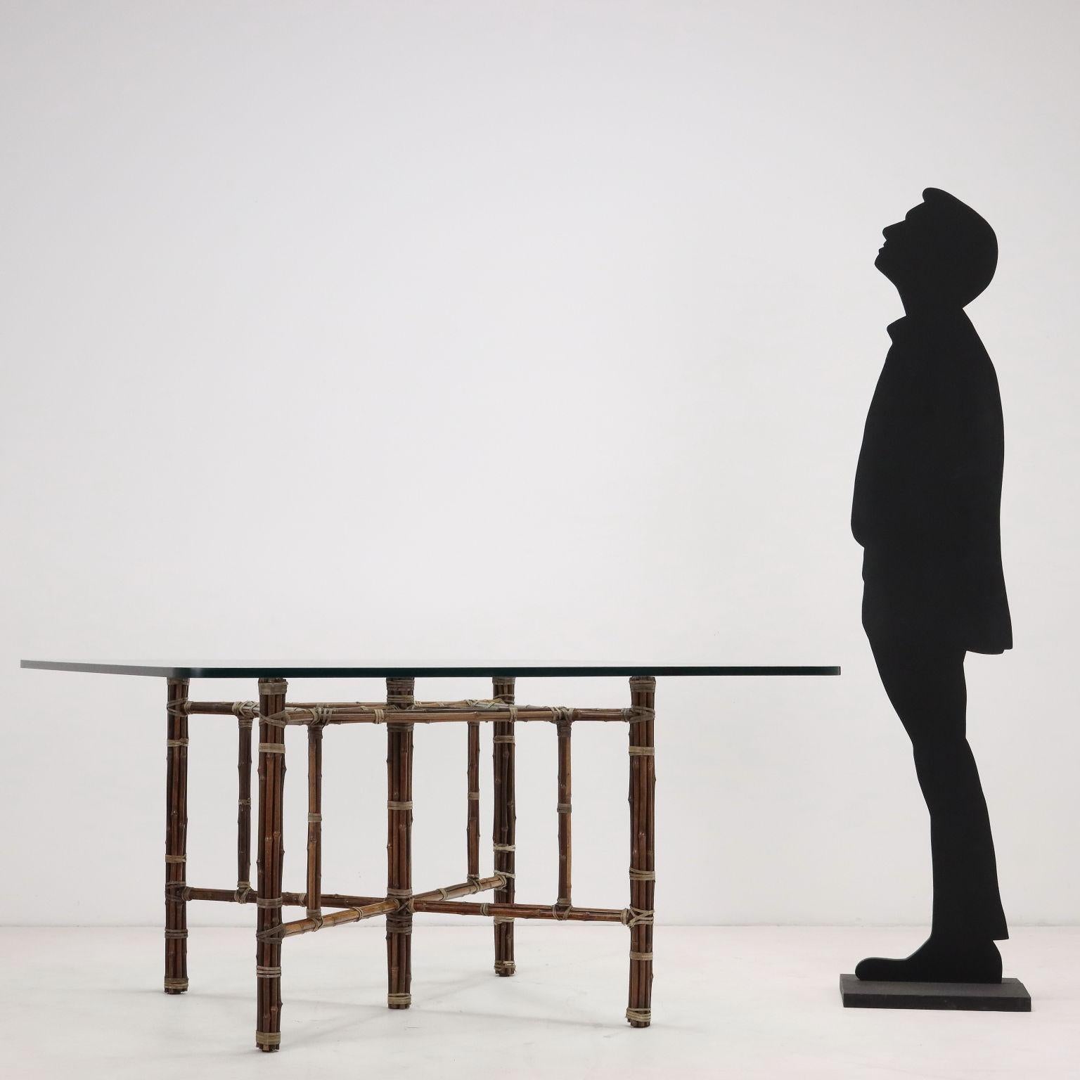 Tavolo con base in bambù, piano in vetro. 