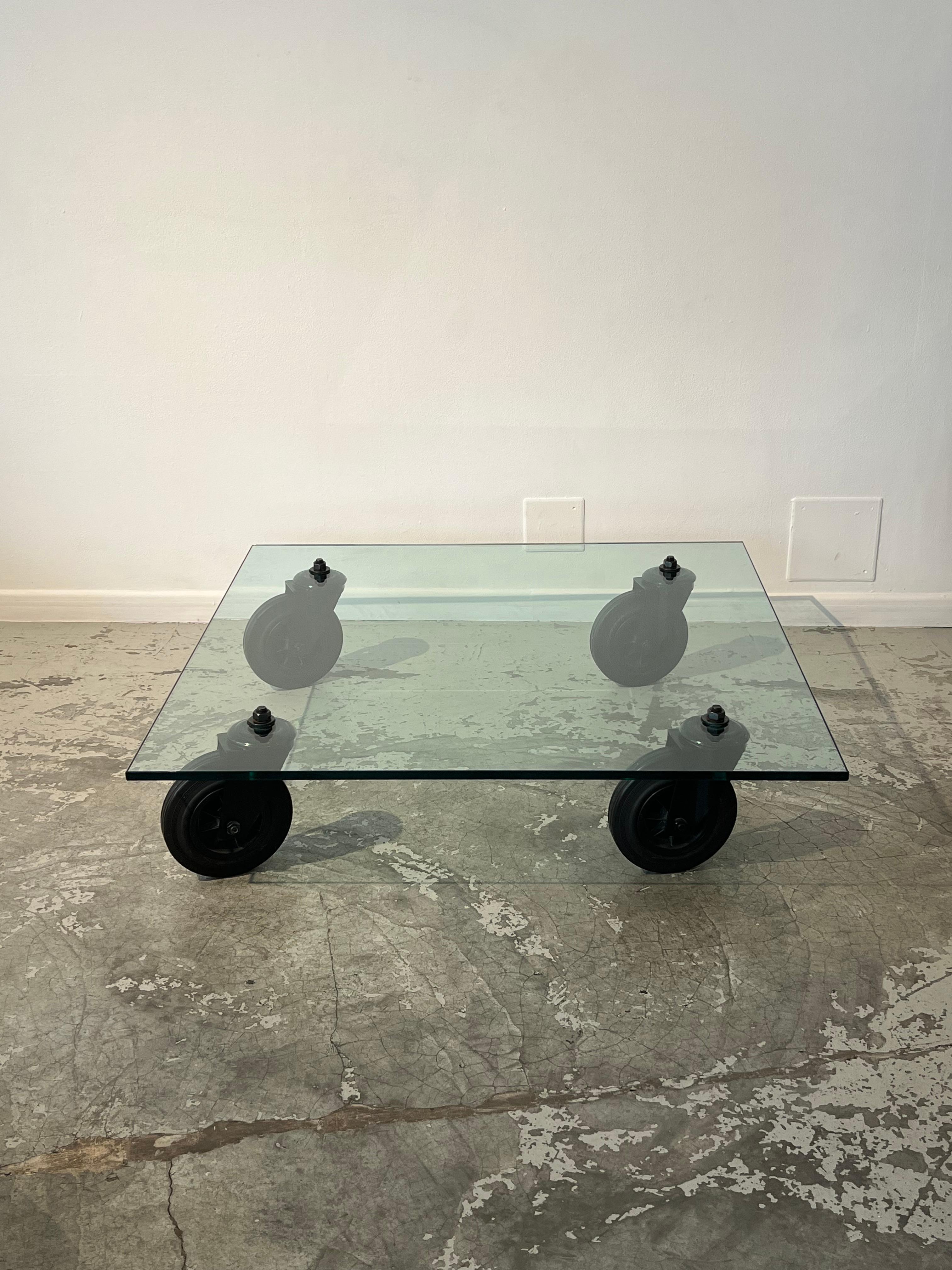This coffee table was designed by Gae Aulenti for the famous Italian publishing house Fontana Arte. This designer and architect has designed numerous projects, including the interior spaces of the Musée d'Orsay and the Musée Pompidou. In addition to