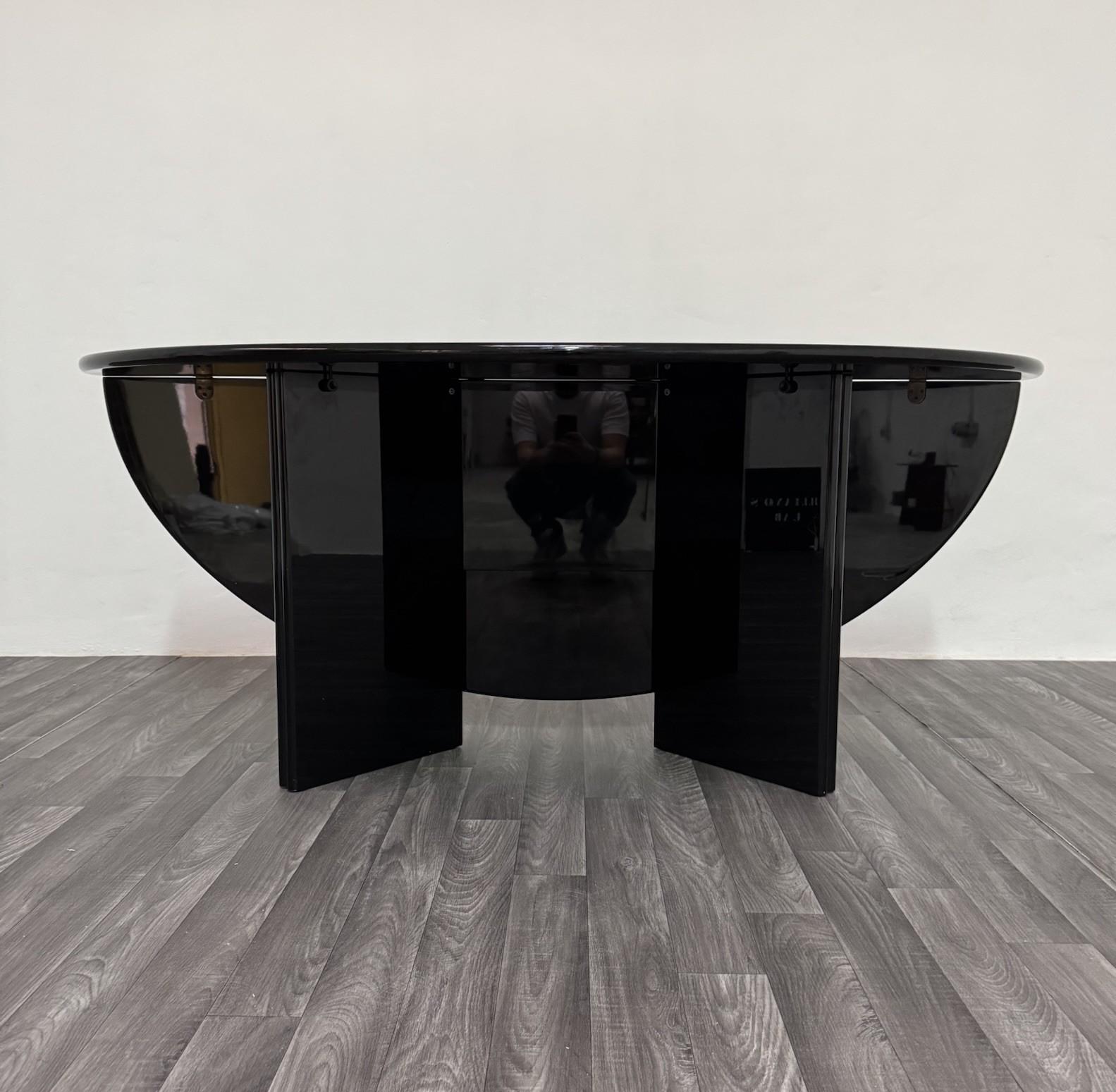 Tavolo – Consolle Antella, Kazuhide Takahama, Studio Simon Gavina, 1975.


L’architetto giapponese Kazuhide Takahama progetta Antella come un mobile davvero multifunzionale. Infatti, a seconda delle esigenze specifiche, è possibile trasformare la