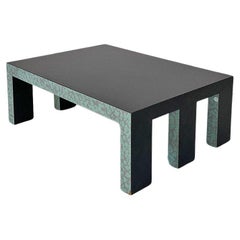 Moderner italienischer Couchtisch aus mattschwarzem Holz mit Dekoration, 1980er Jahre