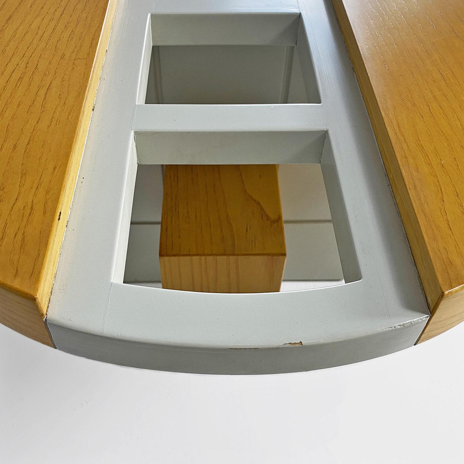 Table basse moderne italienne en bois et verre avec porte-bouteilles, années 1980 en vente 6