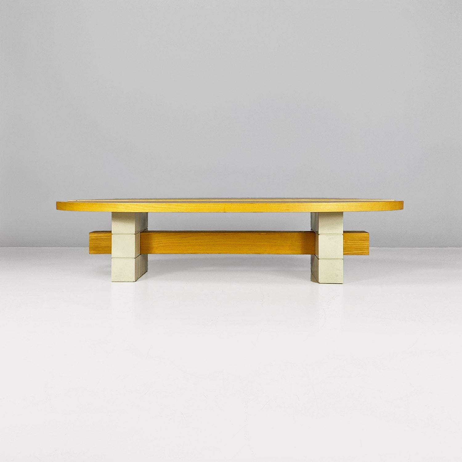 Mid-Century Modern Table basse moderne italienne en bois et verre avec porte-bouteilles, années 1980 en vente