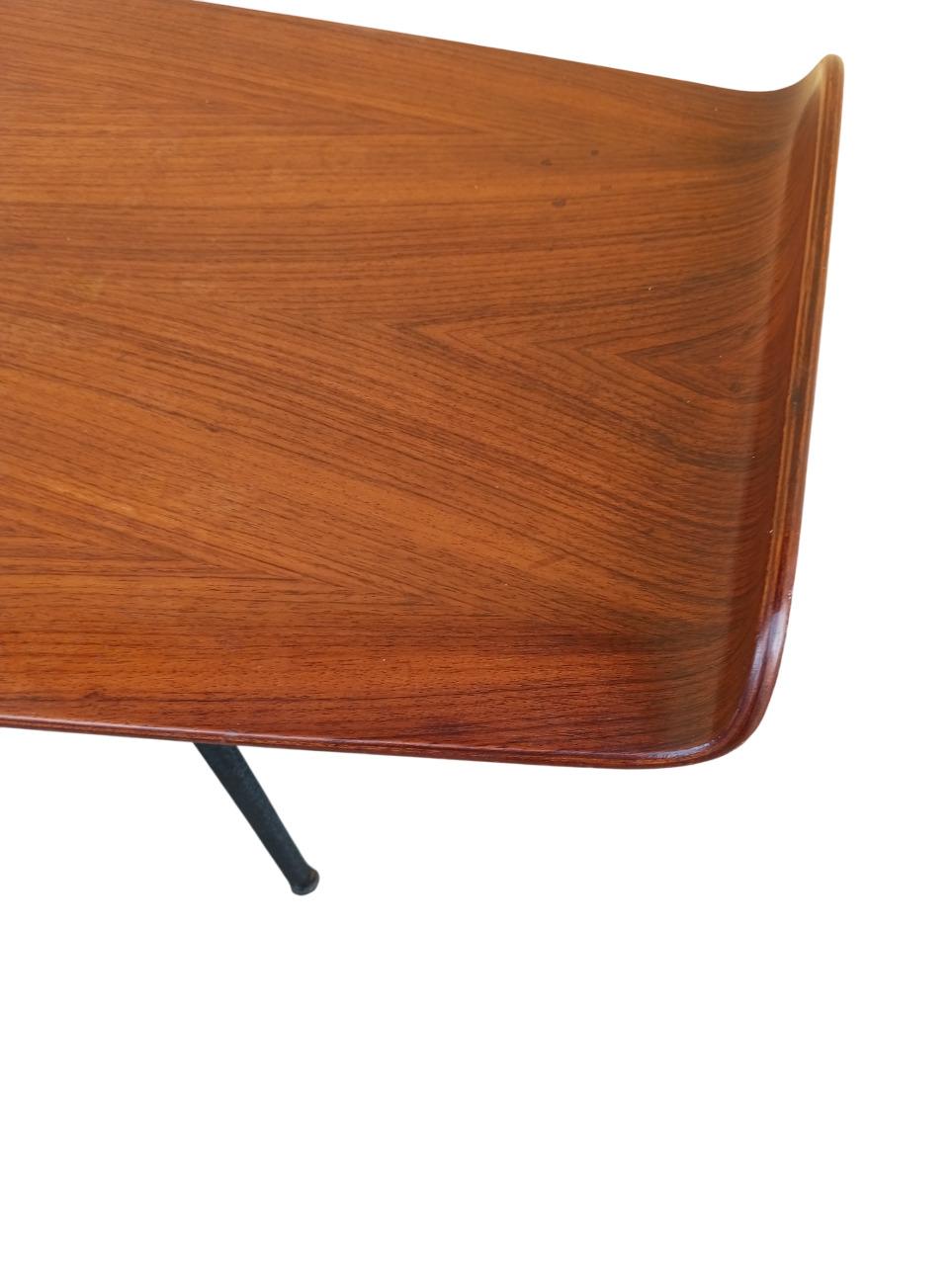 Il tavolo da caffè realizzato in legno di teak, disegnato da Franco Campo e Carlo Graffi per la produzione Home Collection Torino negli anni '50.
Dimensioni: lunghezza 121 cm. x larghezza 46 cm. x H 35 cm.
Caratterizzato da un design essenziale e