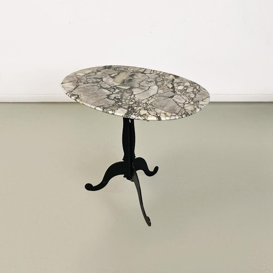 Italian coffee table, with oval marble top and metal legs, ca. 1970. In Good Condition For Sale In MIlano, IT
