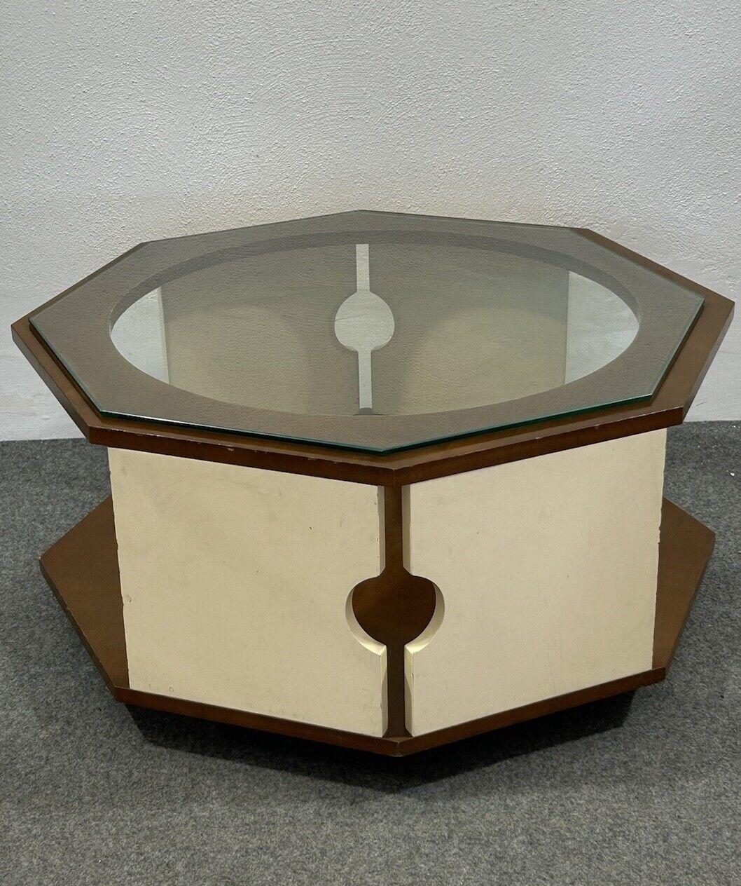 Table basse octogonale de l'âge de l'espace, design des années 1970, moderne et antique.


Structure entièrement en teck bicolore, crème/cerise, double étagère.


L'article est en bon état, ne présentant que des signes légers et évidents d'usure dus