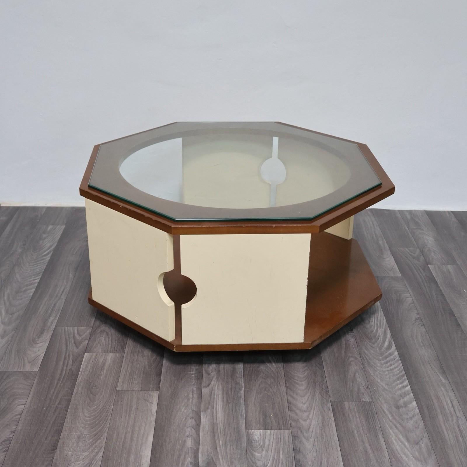 Tavolo da caffè ottagonale space age 1970’s Design modernariato.


Struttura interamente in teak bicolore, panna/ciliegio, doppio ripiano.


L’articolo è in buone condizioni, solo lievi ed ovvi segni del tempo dovuti all’utilizzo ed all’età (vedi