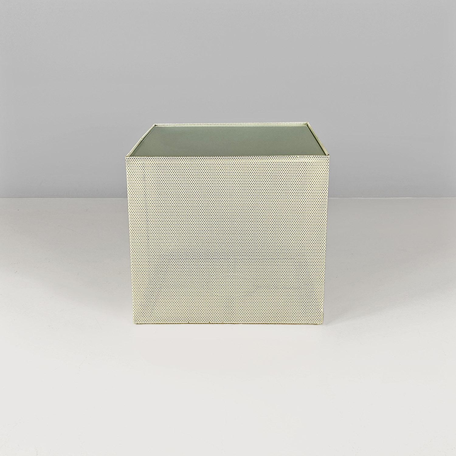Ein fast würfelförmiger Couchtisch aus weißem, mikroperforiertem Metall mit einer Platte aus mattiertem Glas.
c. 1980
Guter Zustand.
Maße in cm 49x49x45h
Ein fast würfelförmiger Tisch oder eine fast würfelförmige Tischplatte, nur wenige Zentimeter