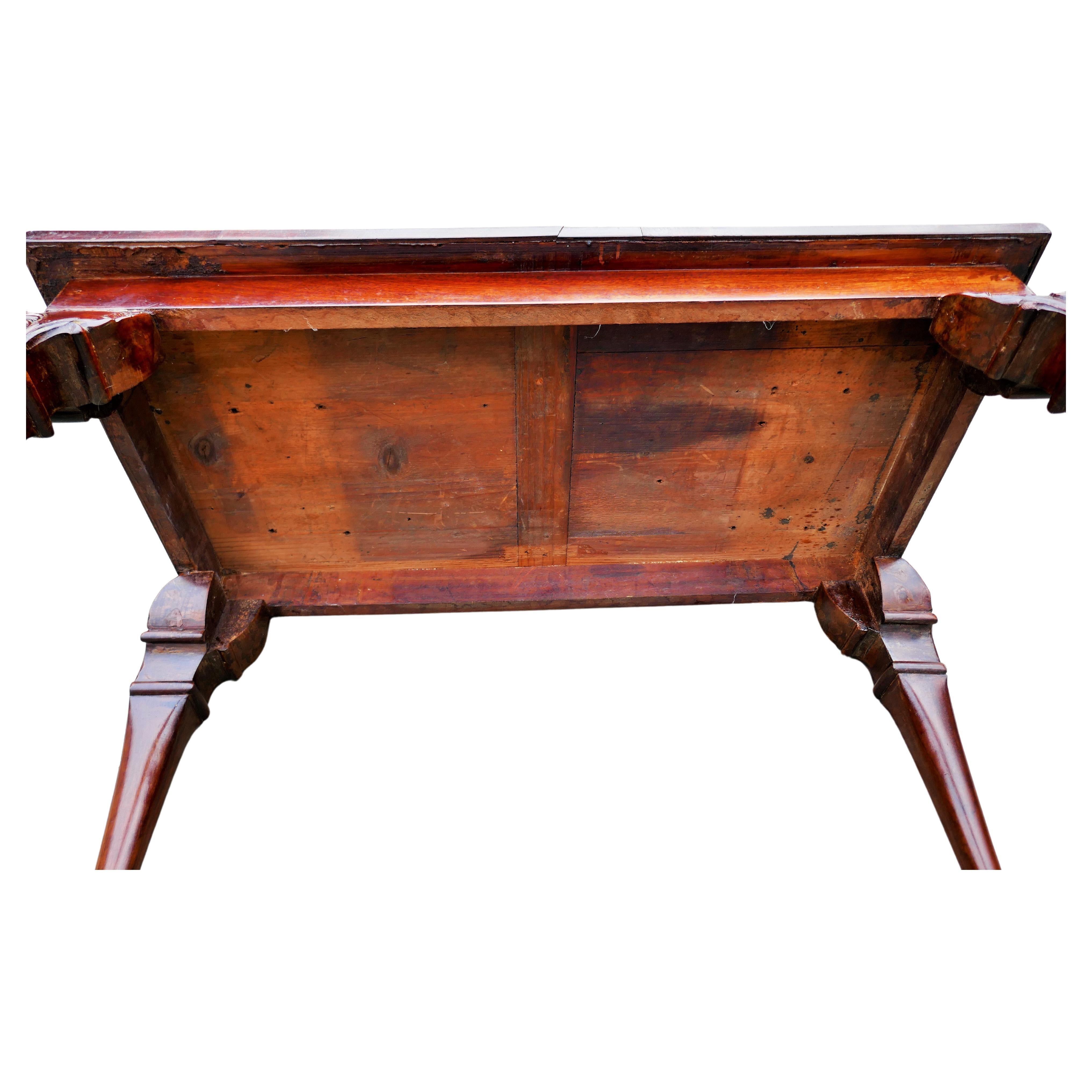 Wood Tavolo da divano o poltrona Inglese o Irlandese - Chippendale - George II For Sale