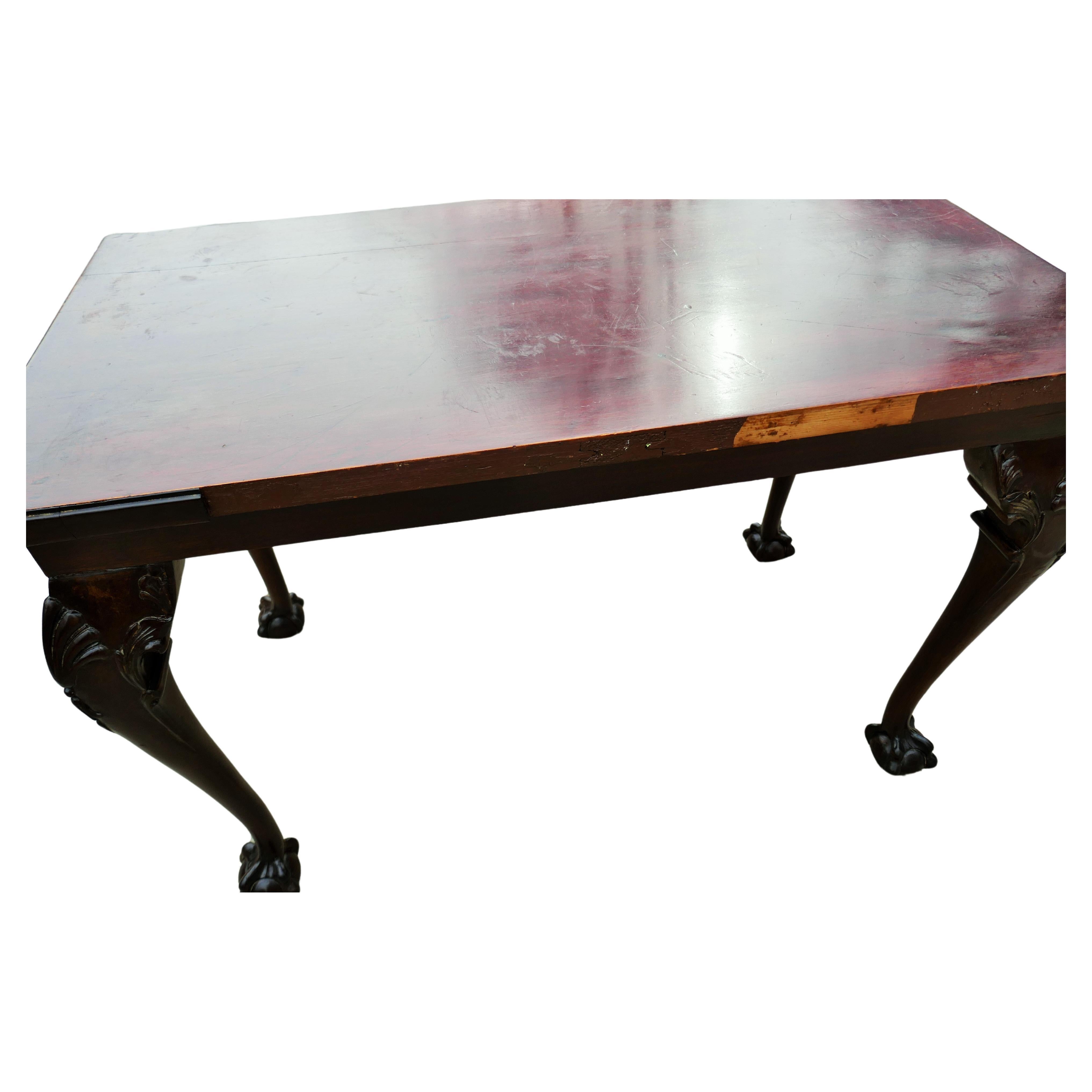 Tavolo da divano o poltrona Inglese o Irlandese - Chippendale - George II In Fair Condition For Sale In Lugo, IT