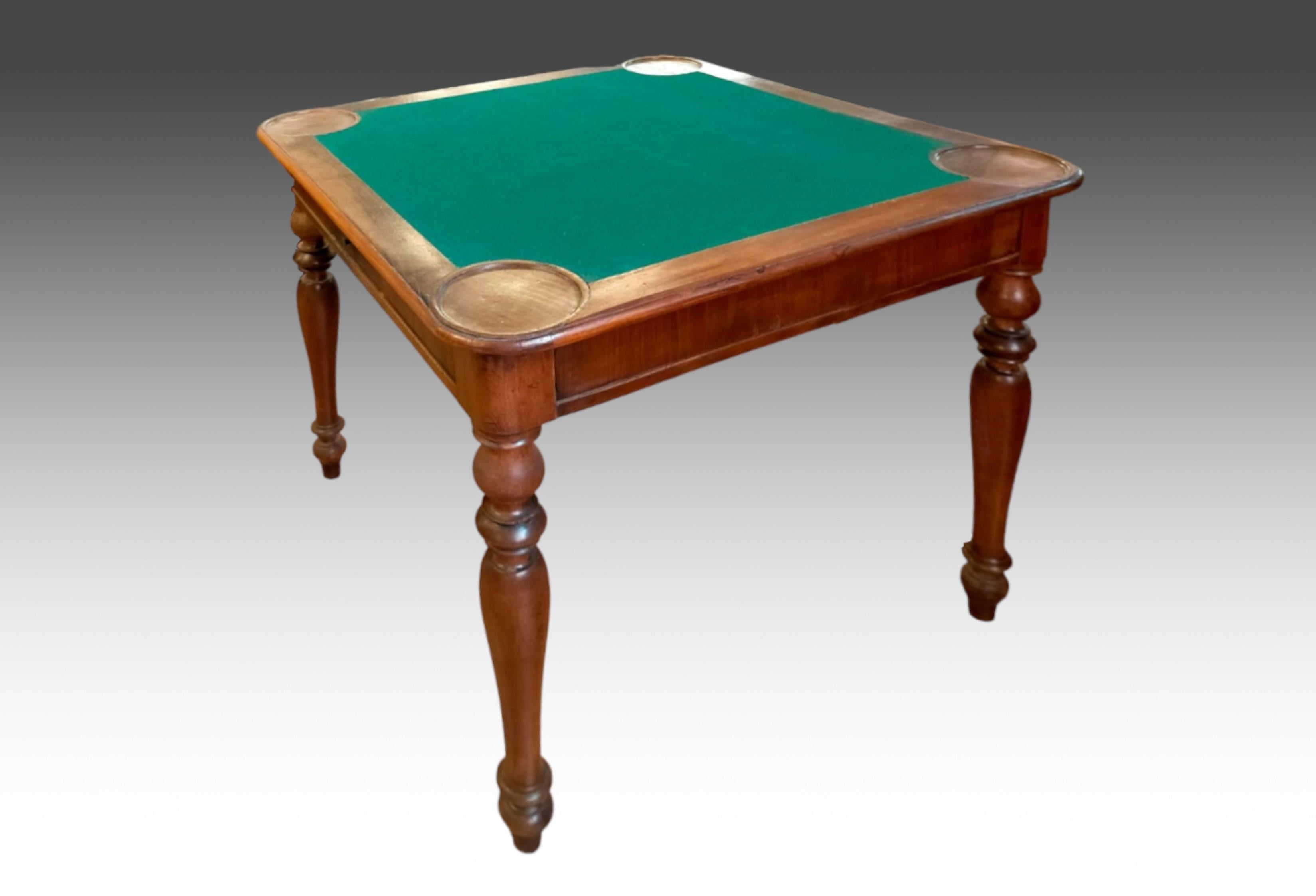 Table à jeux ancienne en noyer, italienne, 19e siècle. 

Elégante table basse en noyer avec détails en dalles.
Le plateau est muni de porte-poissons aux quatre coins et est en tissu.
Période : première moitié du XIXe siècle
A restaurer.
Dimensions :