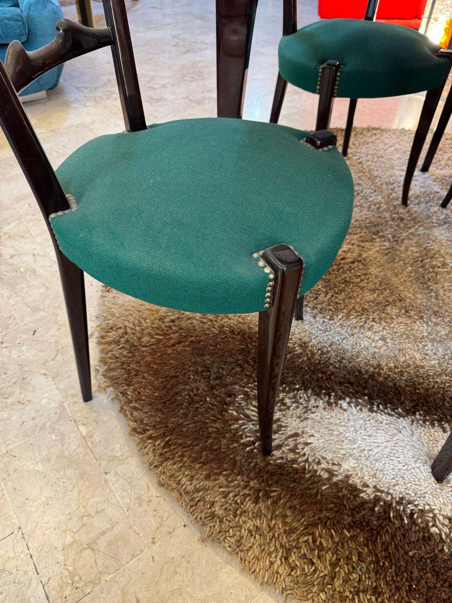 Découvrez l'attrait intemporel de ce jeu rare conçu par Aldo Tura, un chef-d'œuvre du design italien des années 1950. Composé d'une table ronde avec un plateau en noyer et en parchemin peint et de quatre chaises assorties, cet ensemble représente