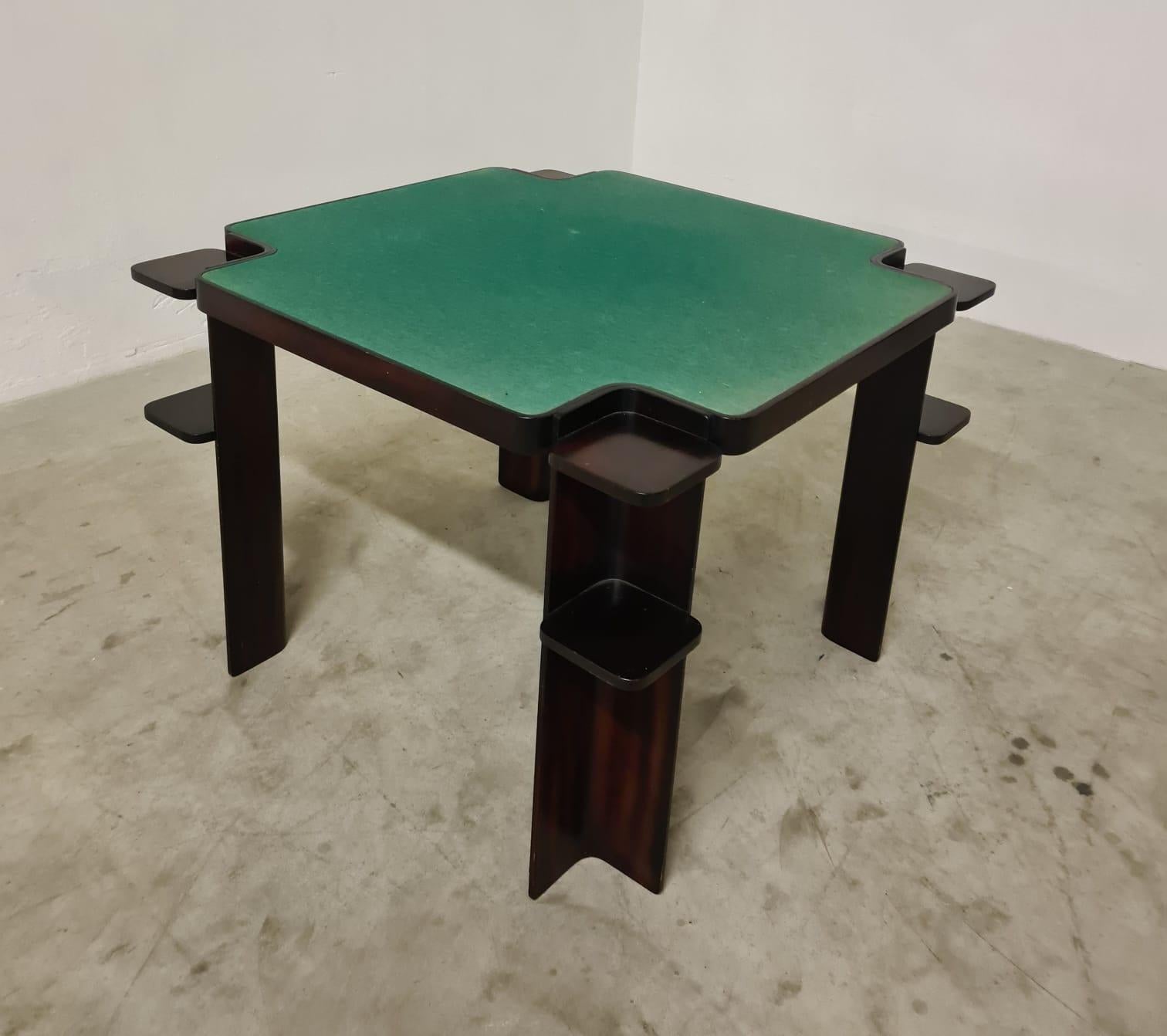 Mesa de juego de Cini & Nils para Studio Opi.

Elegante mesa de juego fabricada en la década de 1970.

Armazón de contrachapado curvado lacado, tablero de elegante tela verde que puede sustituirse a petición.

Diseñado por la empresa Cini & Nills,