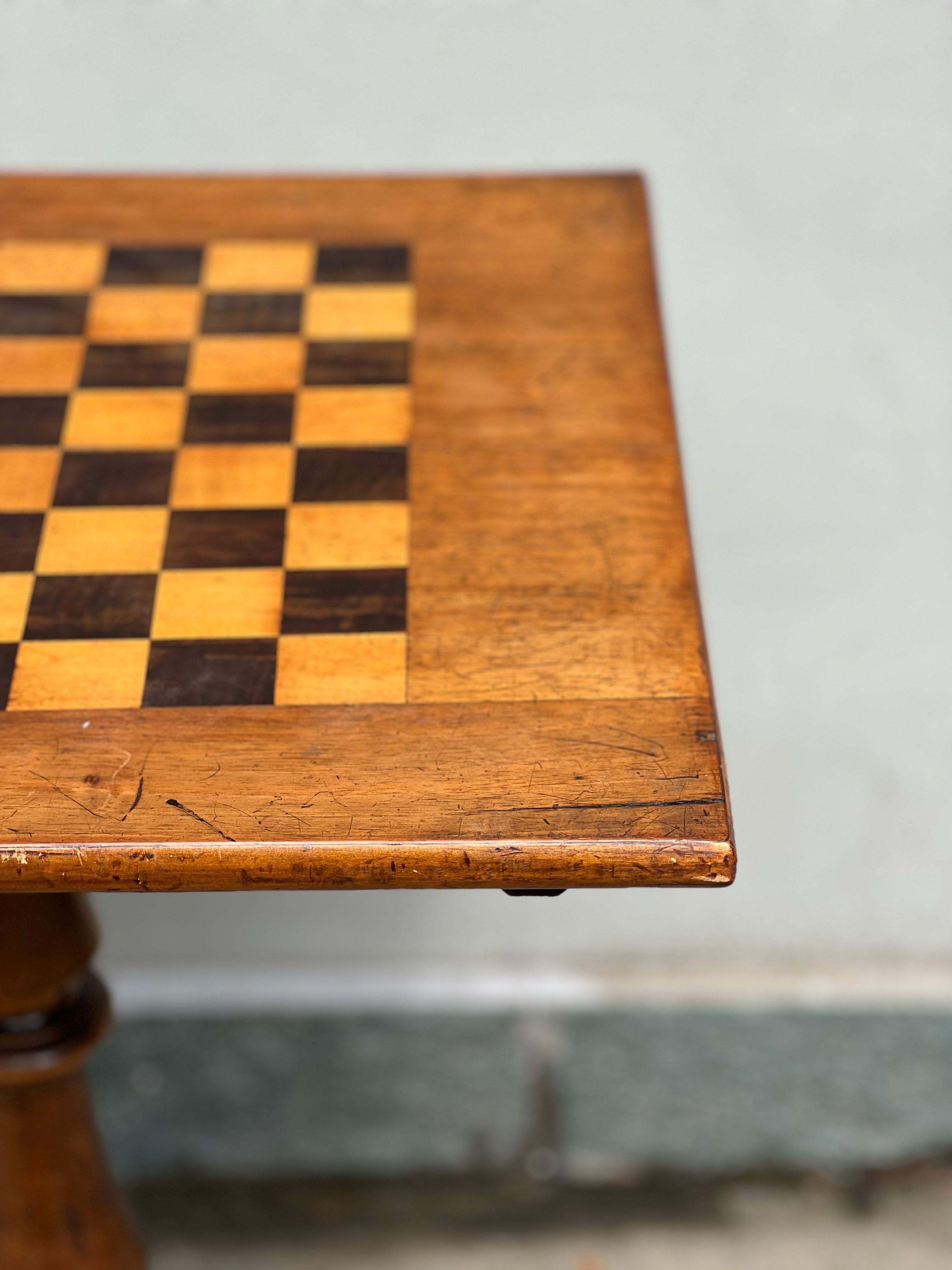 Descrizione : 
tavolino da gioco in legno 

Origini : 
Italia

Periodo di produzione : 
19 secolo 



Condizioni : ottime

Misure (cm) :
Altezza di 78
Larghezza 52.