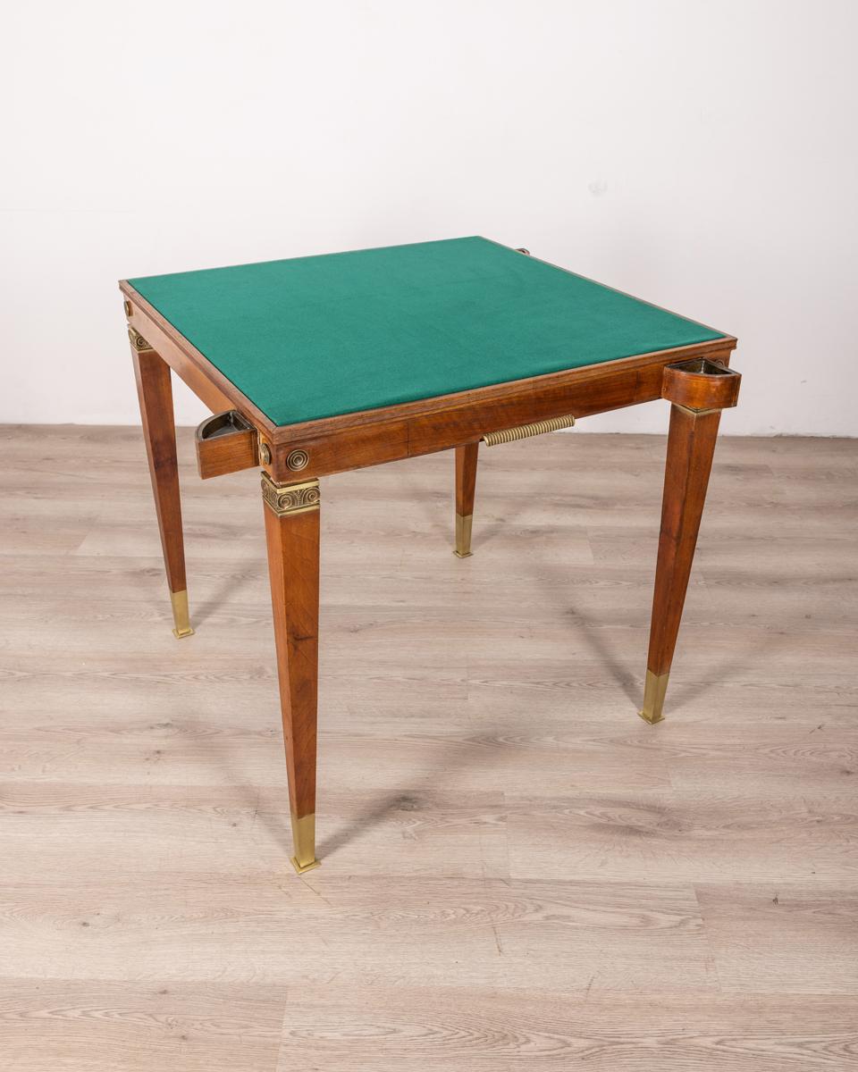 Tavolo da gioco a quattro posti, in legno con inserti in ottone dorato, è presente un cassetto per carte e fiches e quattro posaceneri.
Design Italiano, anni 40.

CONDIZIONI: In buone condizioni, presenta segni d'usura dati dal tempo.

DIMENSIONI:
