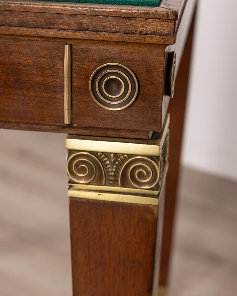 Mid-20th Century Tavolo da gioco vintage anni 40 in legno e ottone dorato design Italiano in vendita