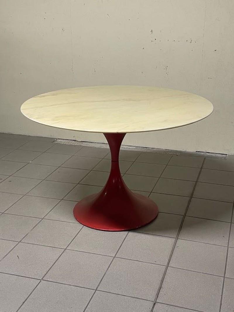 Tavolo da pranzo a clessidra con base in metallo e piano in marmo, anni '60-'70 en venta 4
