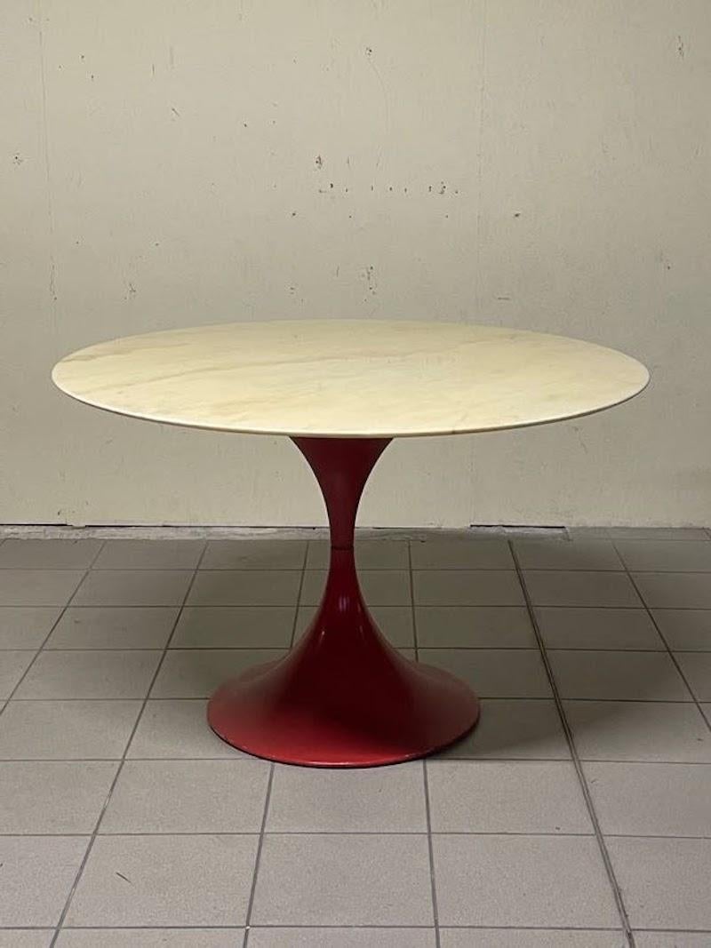 Tavolo da pranzo risalente agli anni '60-'70.

Il basamento ha forma di clessidra classico del periodo con il piano tondo di marmo bianco.

Il basamento riporta alcune scheggiature sul fondo legate a segni d'uso e età.

Nel complesso è un tavolo che