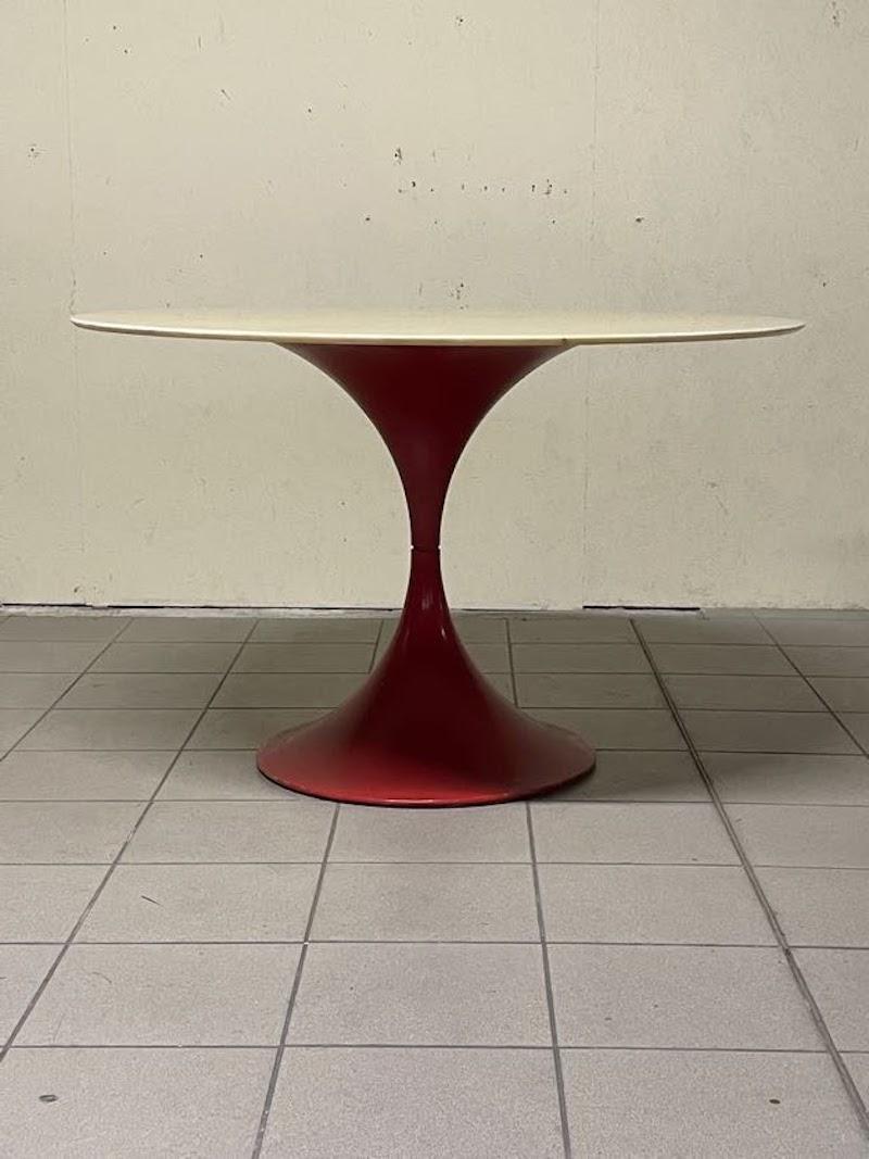 Tavolo da pranzo a clessidra con base in metallo e piano in marmo, anni '60-'70 Moderno de mediados de siglo en venta