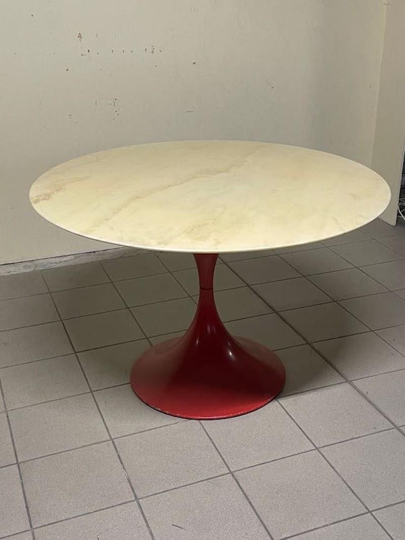 Tavolo da pranzo a clessidra con base in metallo e piano in marmo, anni '60-'70 Lacado en venta