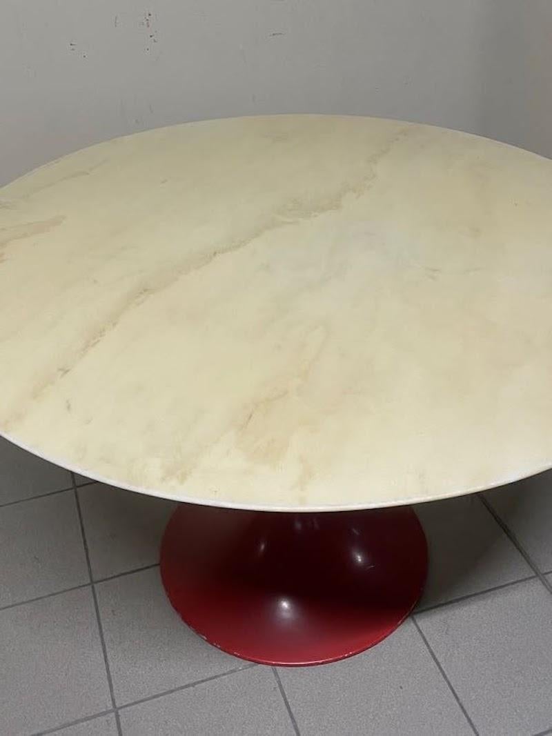 Tavolo da pranzo a clessidra con base in metallo e piano in marmo, anni '60-'70 mediados del siglo XX en venta