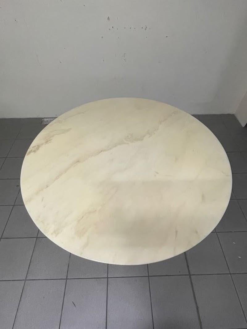 Tavolo da pranzo a clessidra con base in metallo e piano in marmo, anni '60-'70 Metal en venta