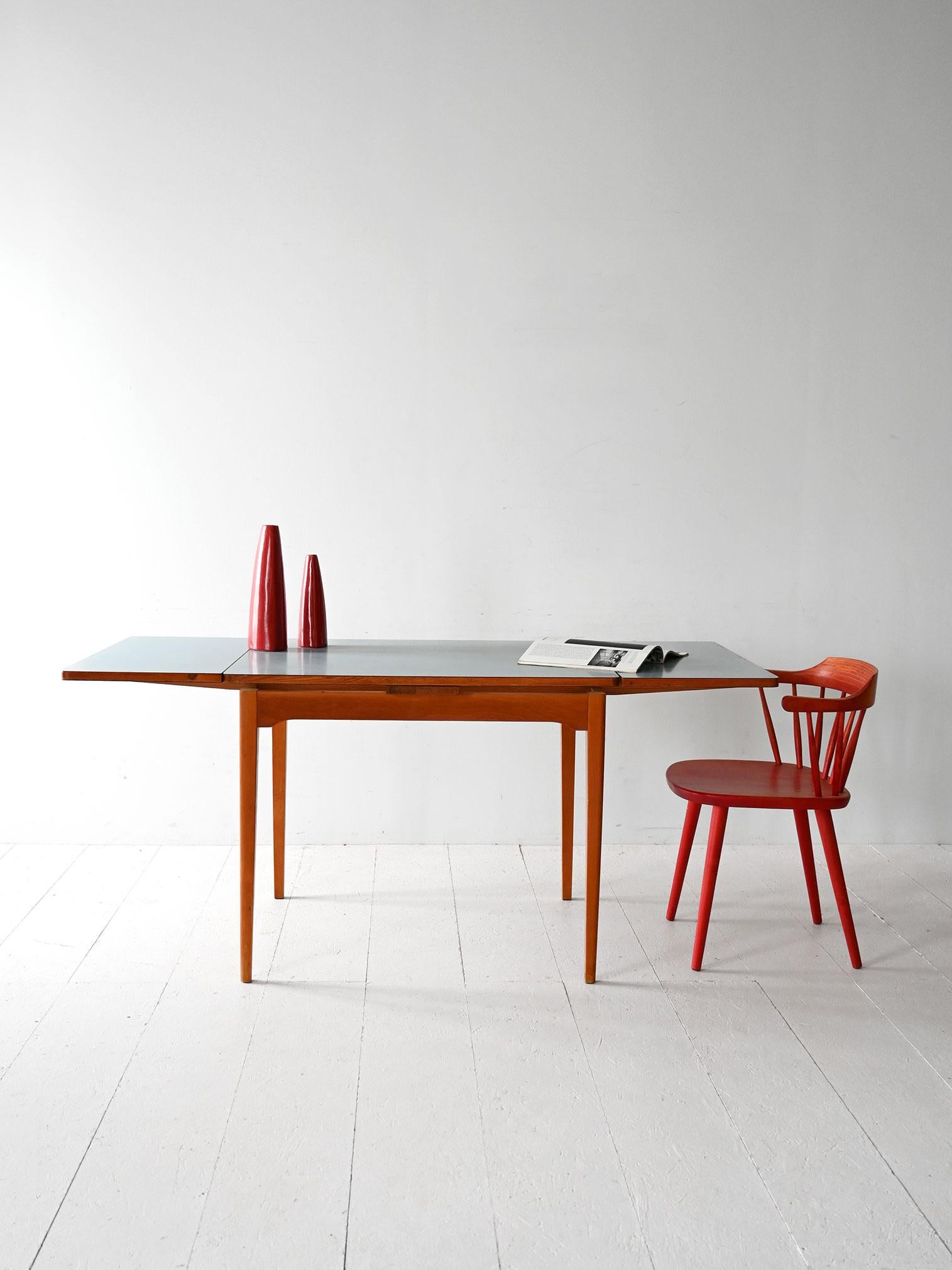Table de salle à manger extensible suédoise, fabriquée par AB Baums Möbelfabrik dans les années 1950. Cadre en bois avec plateau en stratifié transparent.

Table de salle à manger vintage des années 1950 fabriquée par AB Baums Möbelfabrik. Le cadre