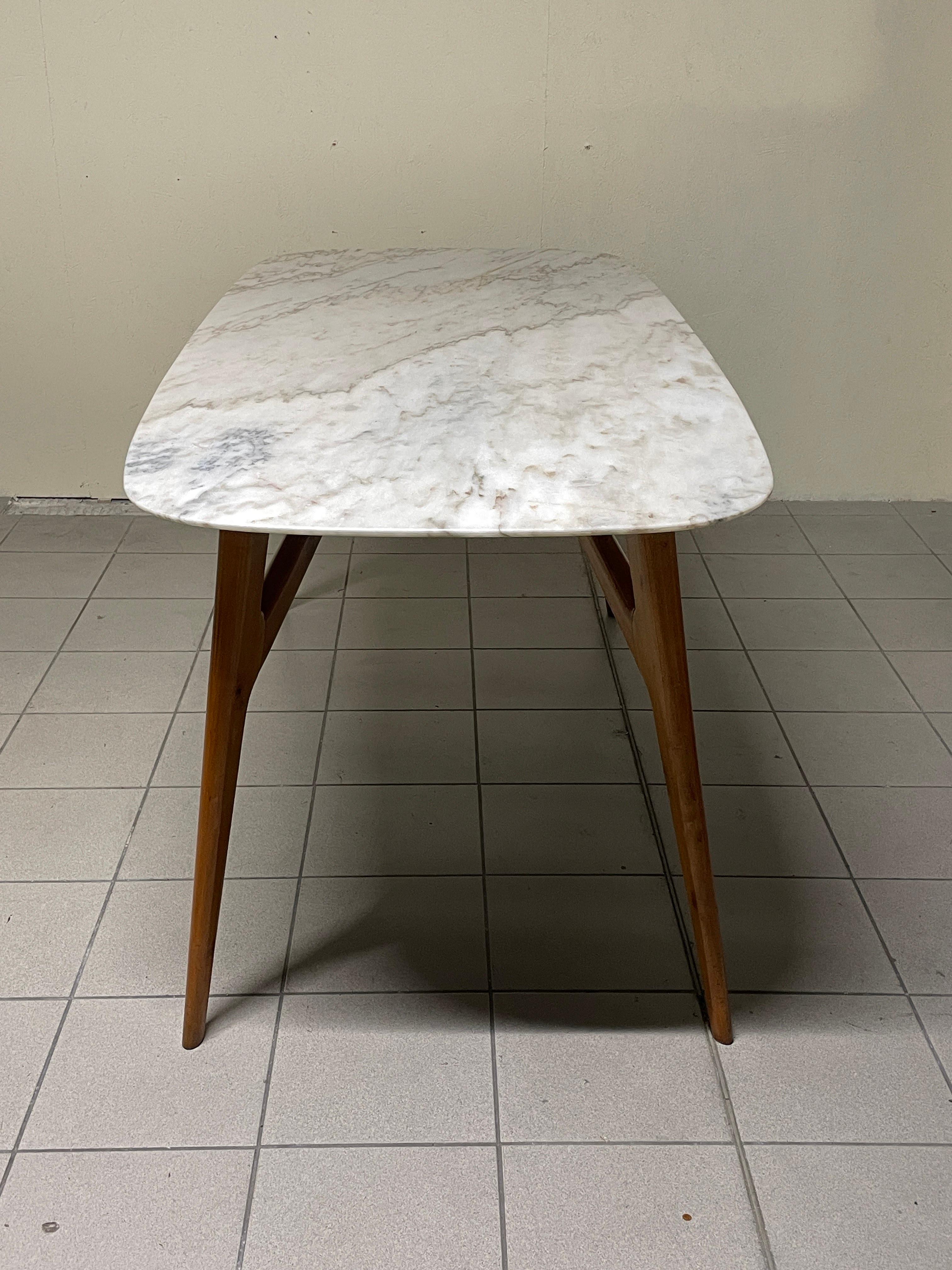 Mesa de comedor de los años 50 con tapa de mármol en venta 4