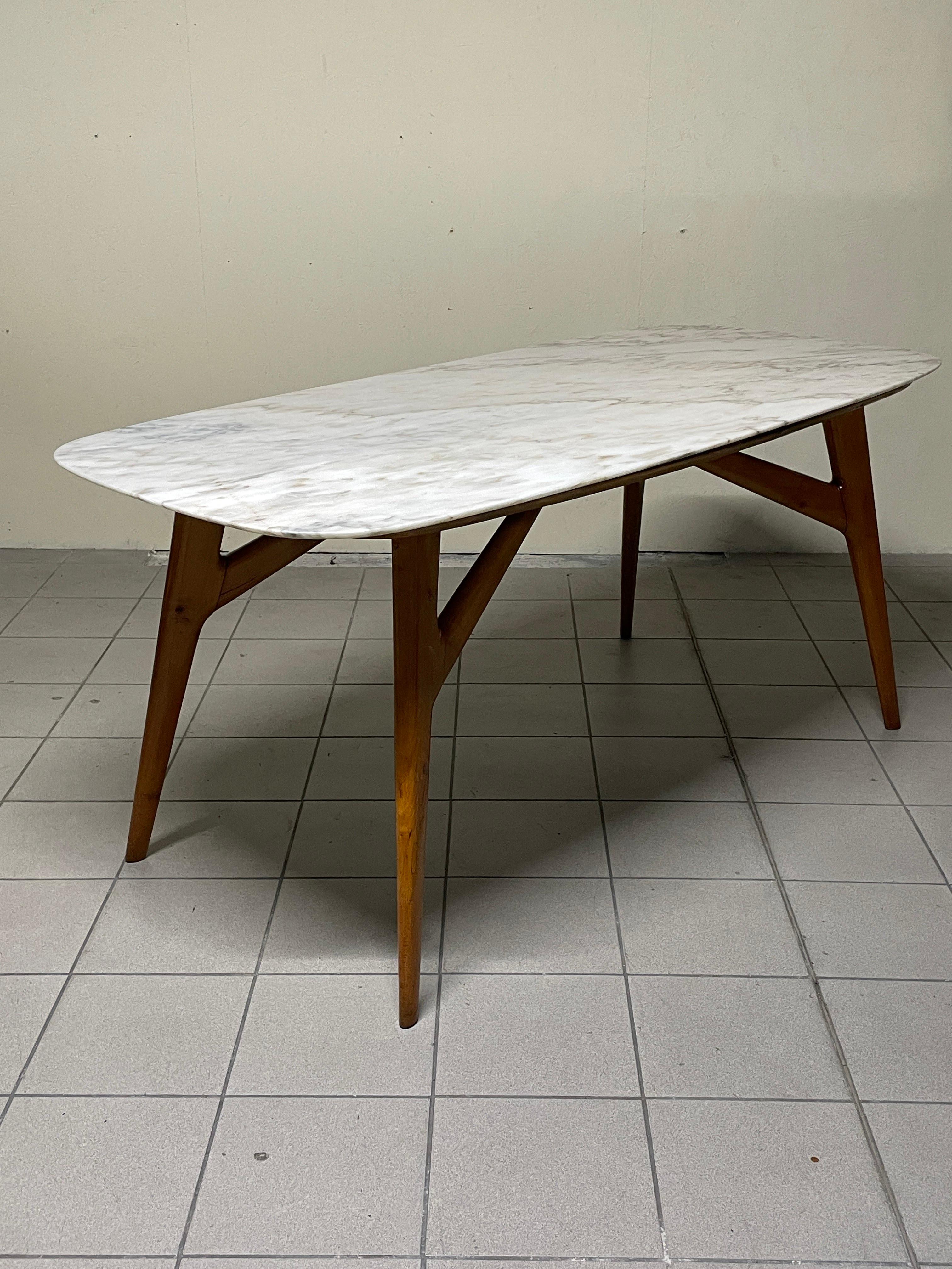 Mesa de comedor de los años 50 con tapa de mármol en venta 6