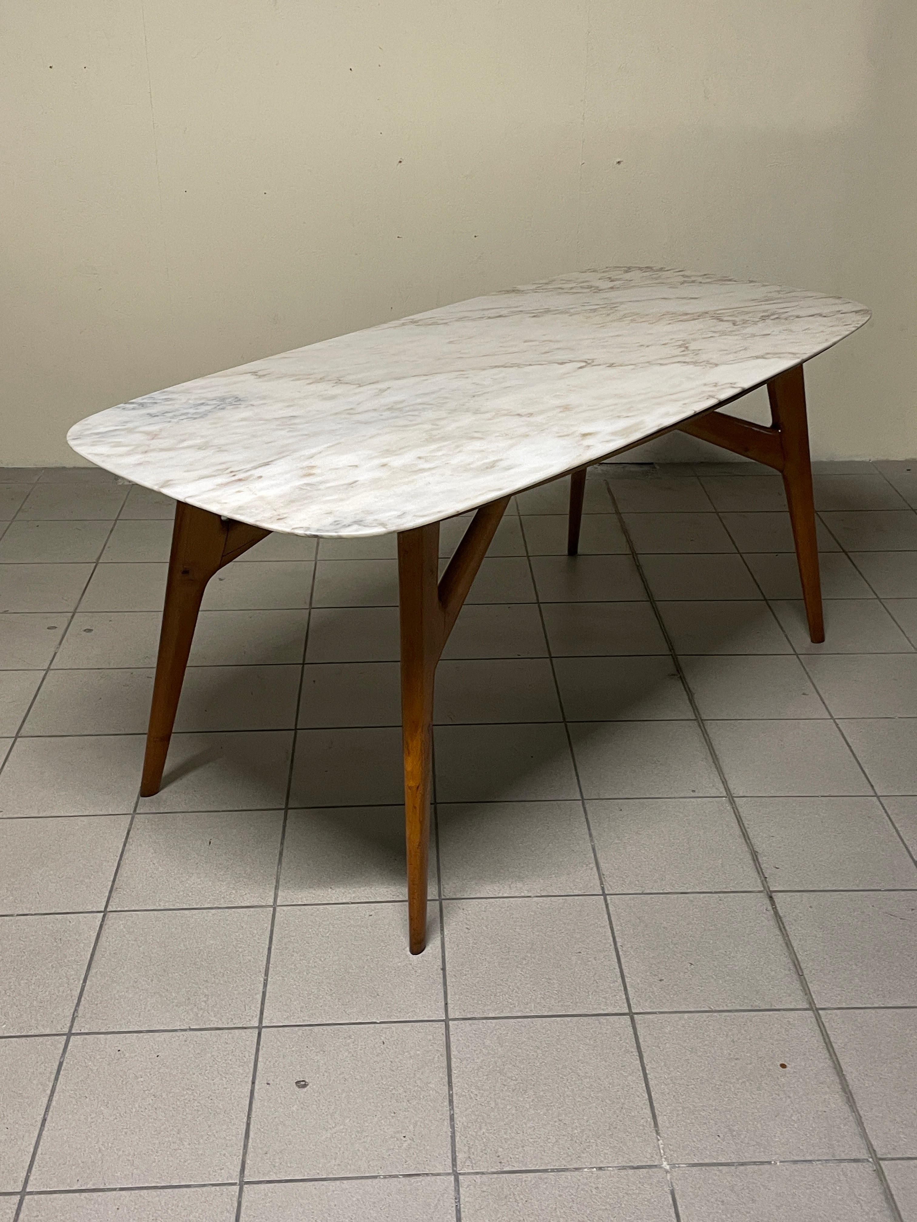 Mesa de comedor de los años 50 con tapa de mármol en venta 10