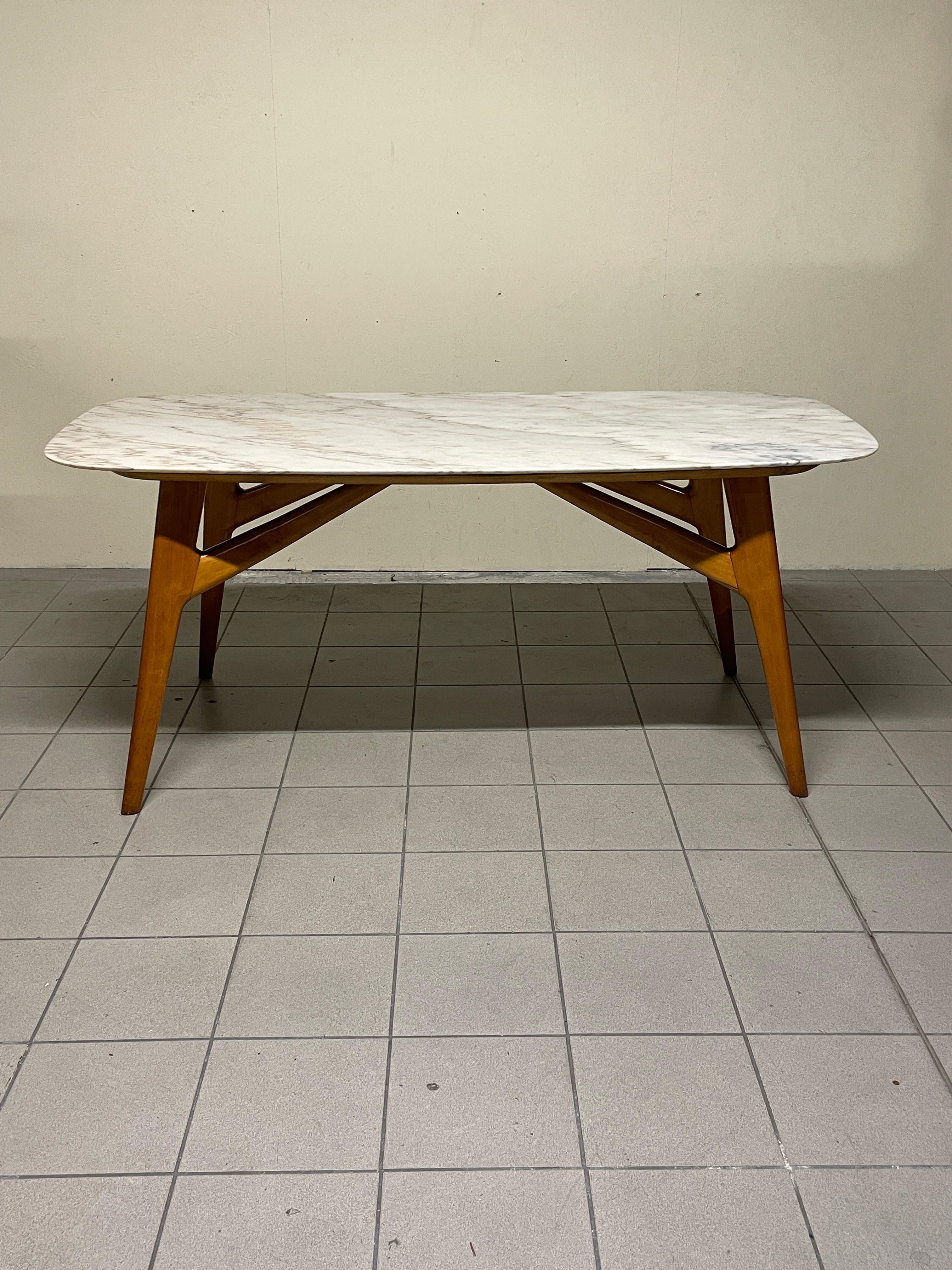 Mesa de comedor de los años 50 con base de madera de cerezo pulida y tablero de mármol blanco.

Un diseño bello, elegante y atemporal.

La base de madera, limpia y perfectamente restaurada, combina a la perfección con la encimera de mármol blanco