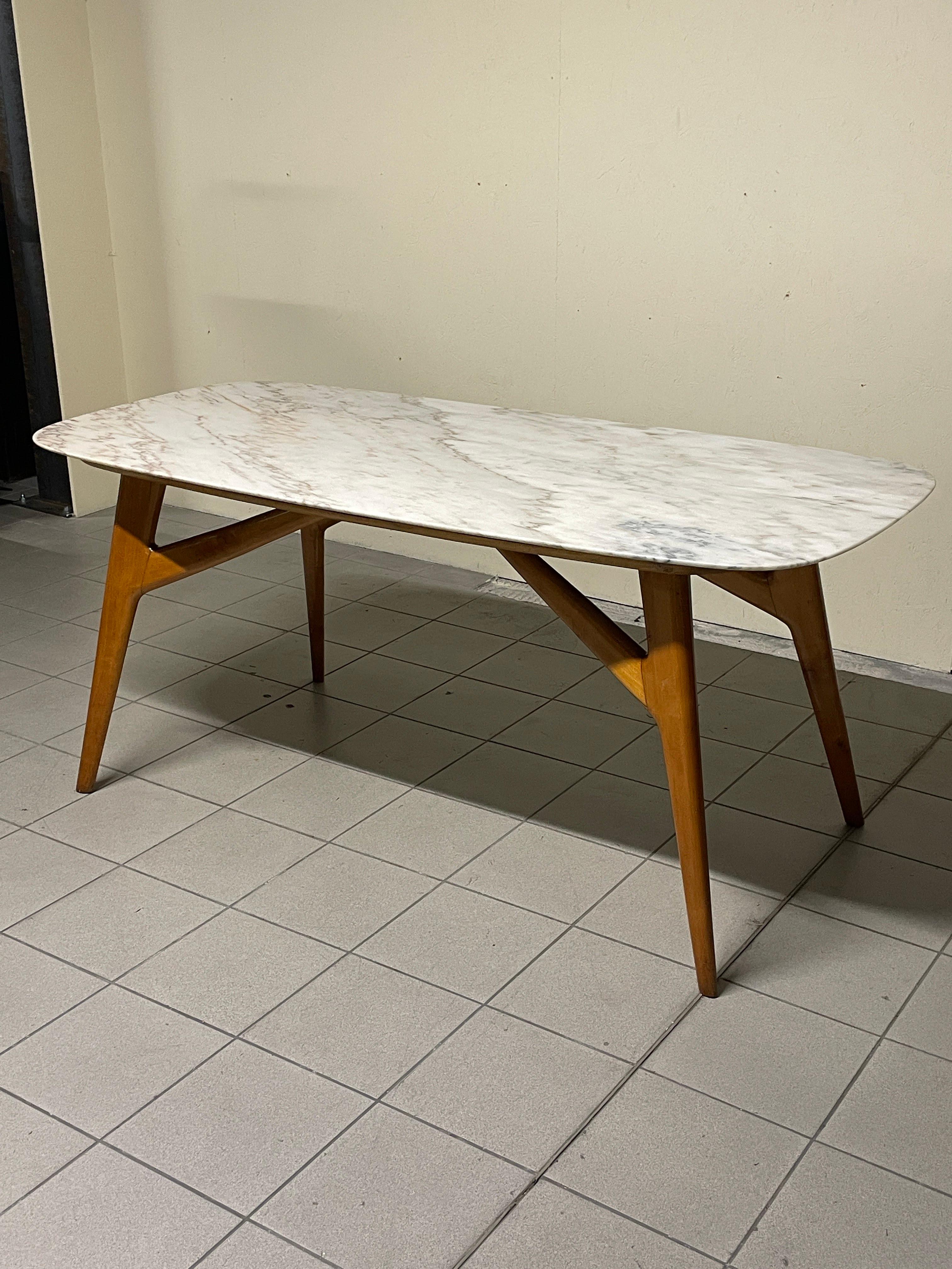Mesa de comedor de los años 50 con tapa de mármol en Excelente estado para la venta en SAN PIETRO MOSEZZO, NO