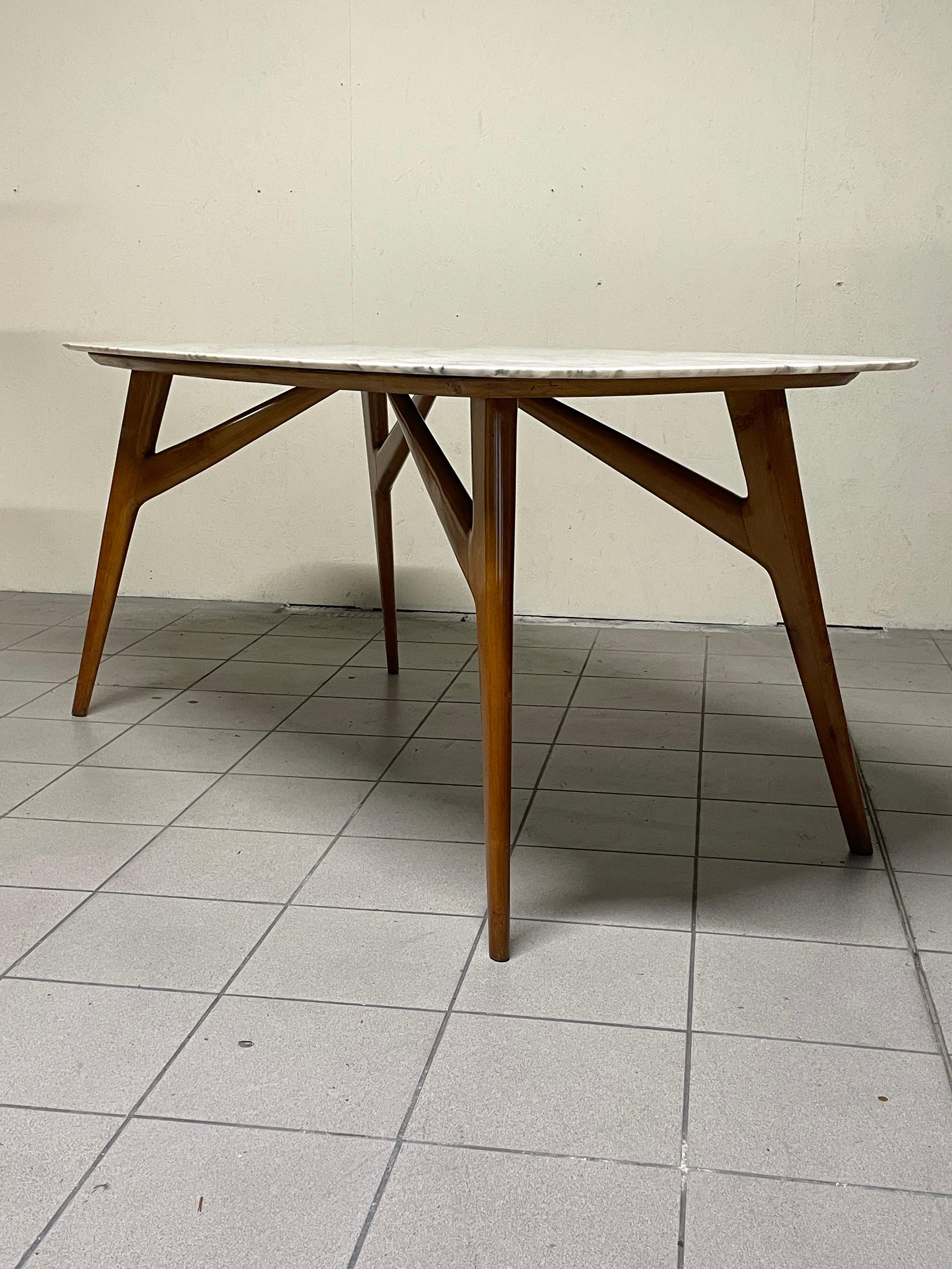 Mesa de comedor de los años 50 con tapa de mármol Mid-20th Century en venta