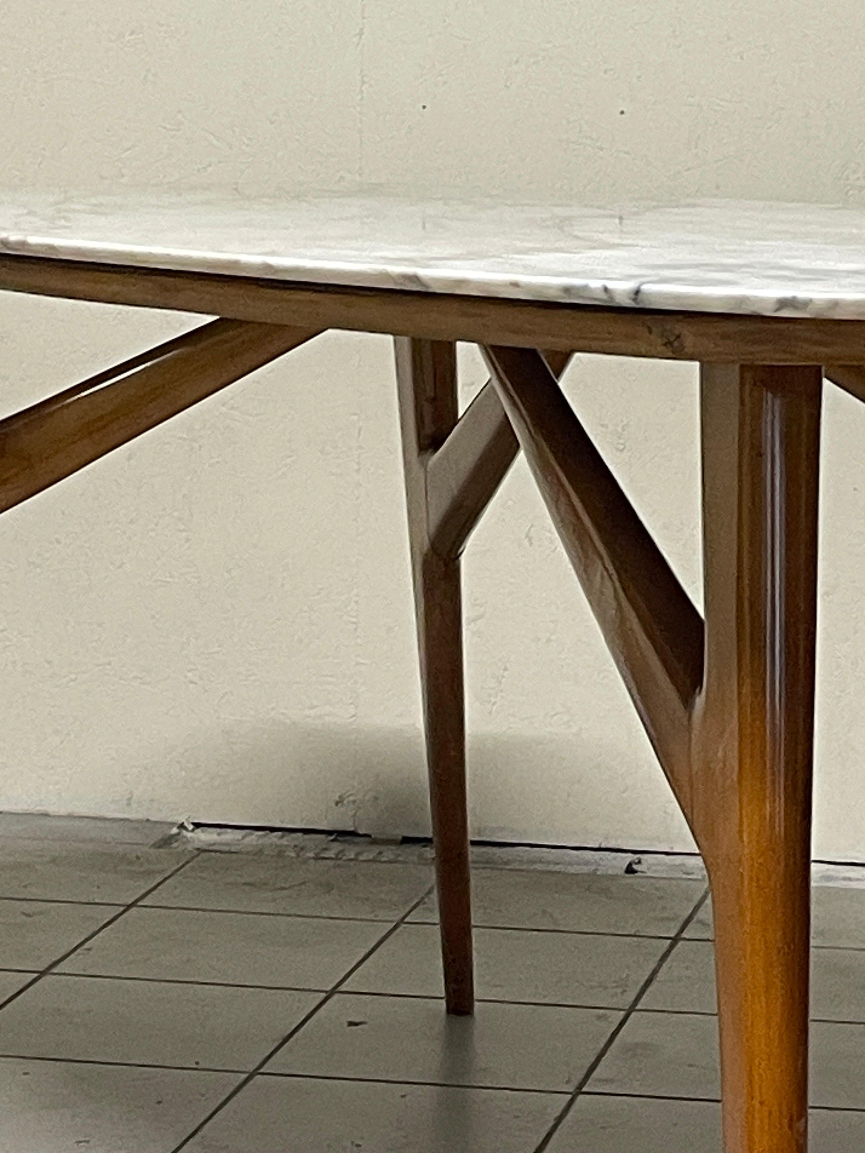 Mesa de comedor de los años 50 con tapa de mármol Mármol en venta