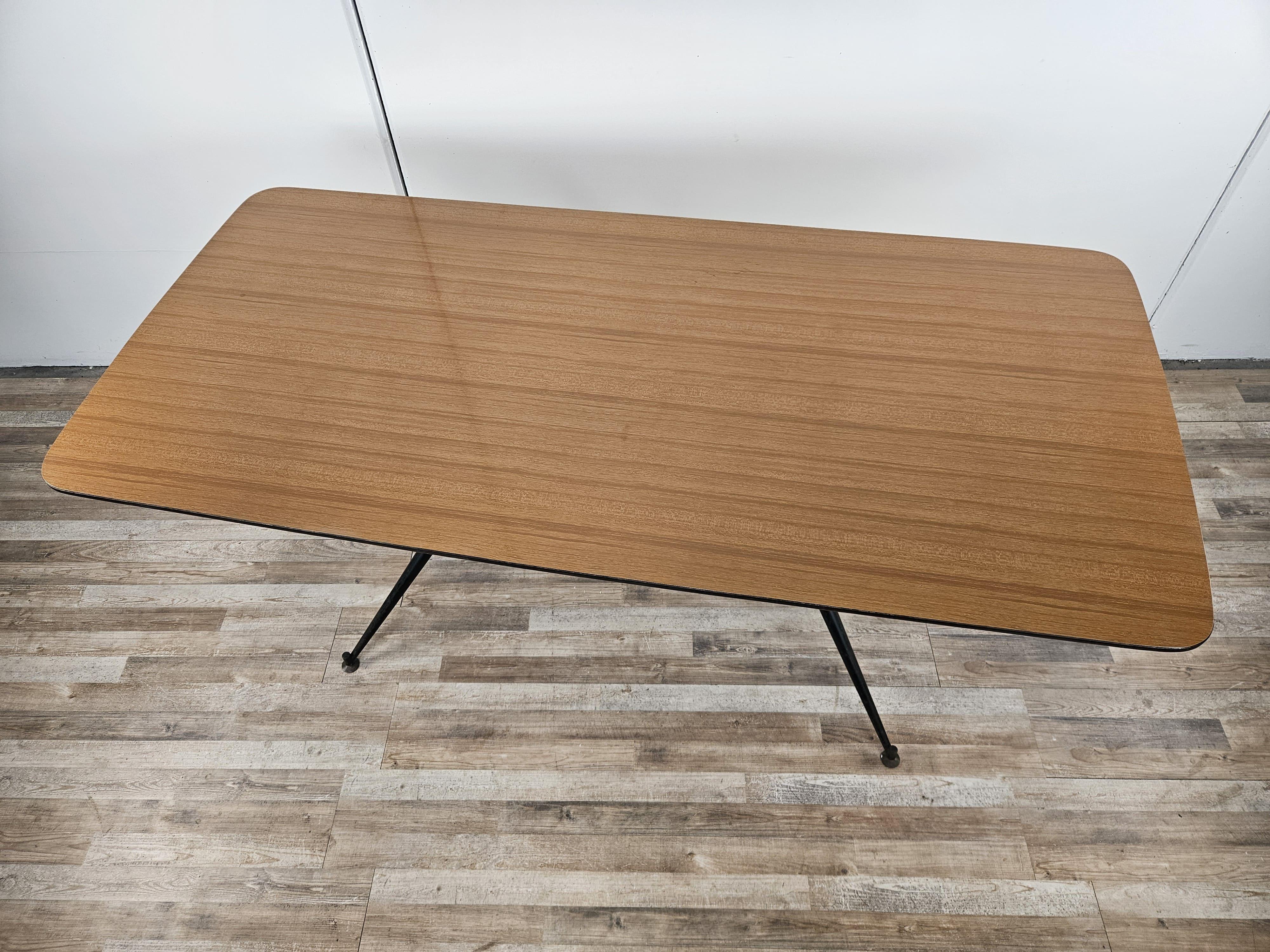 Mesa de comedor de hierro de los años 60 con tablero de formica Moderno de mediados de siglo en venta