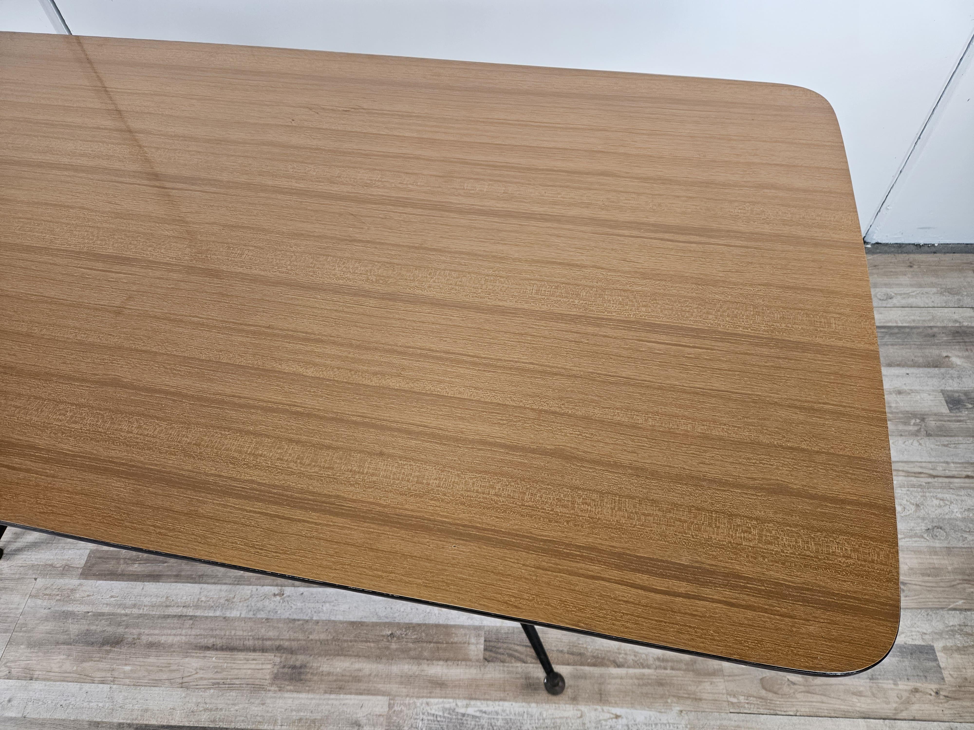 Mesa de comedor de hierro de los años 60 con tablero de formica Italian en venta