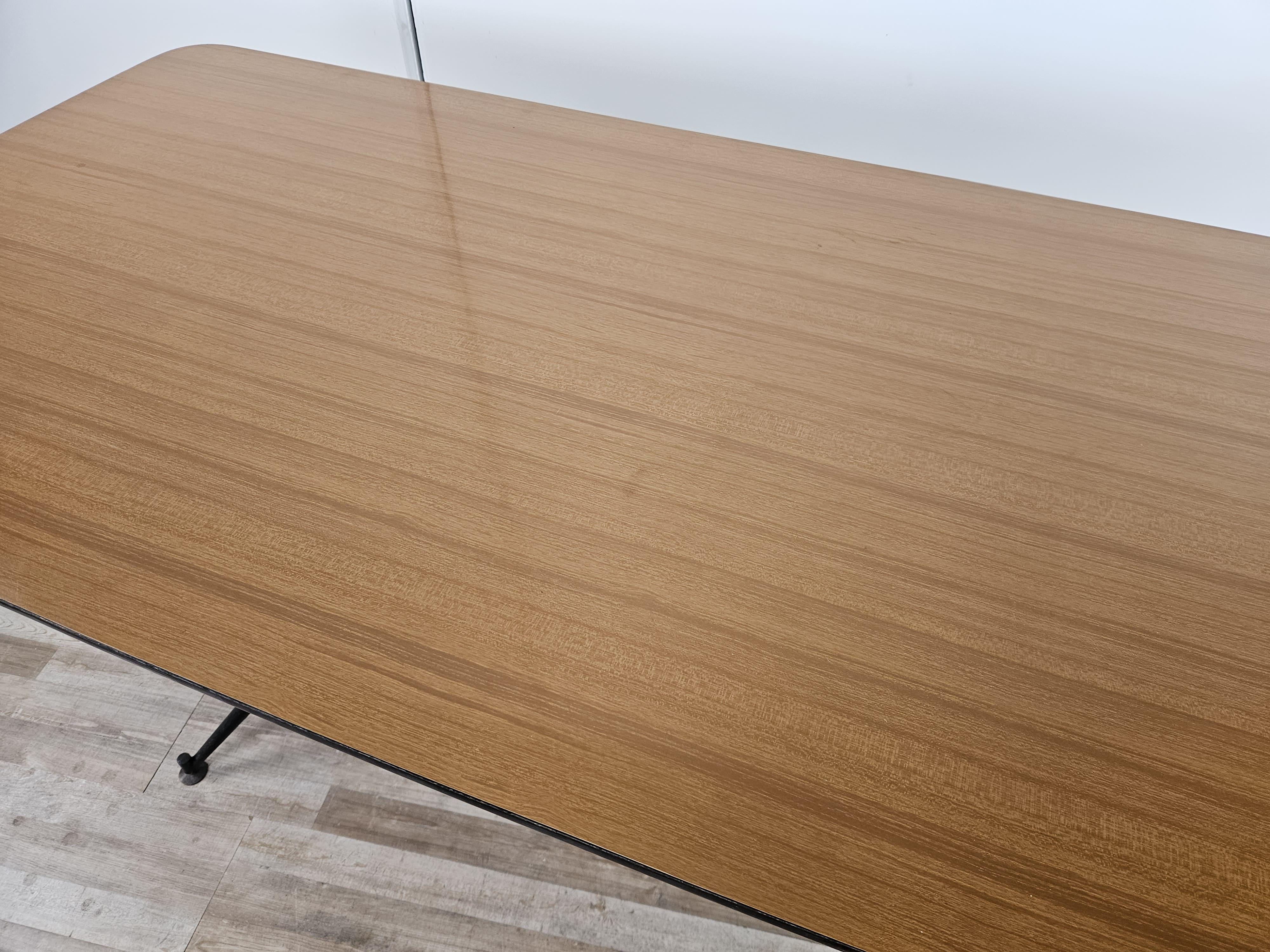 Mesa de comedor de hierro de los años 60 con tablero de formica en Bueno estado para la venta en Premariacco, IT