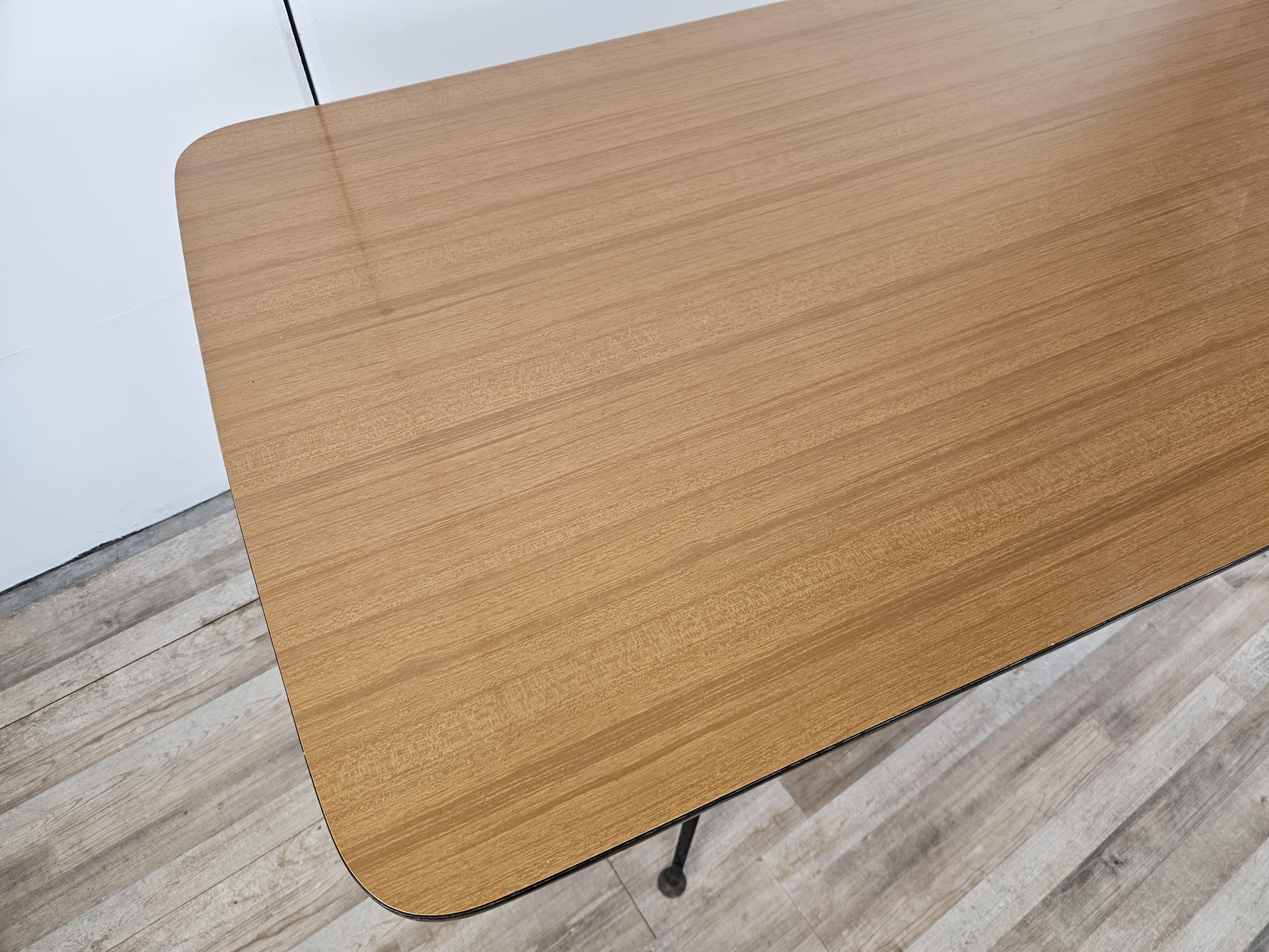 Mesa de comedor de hierro de los años 60 con tablero de formica Mid-20th Century en venta