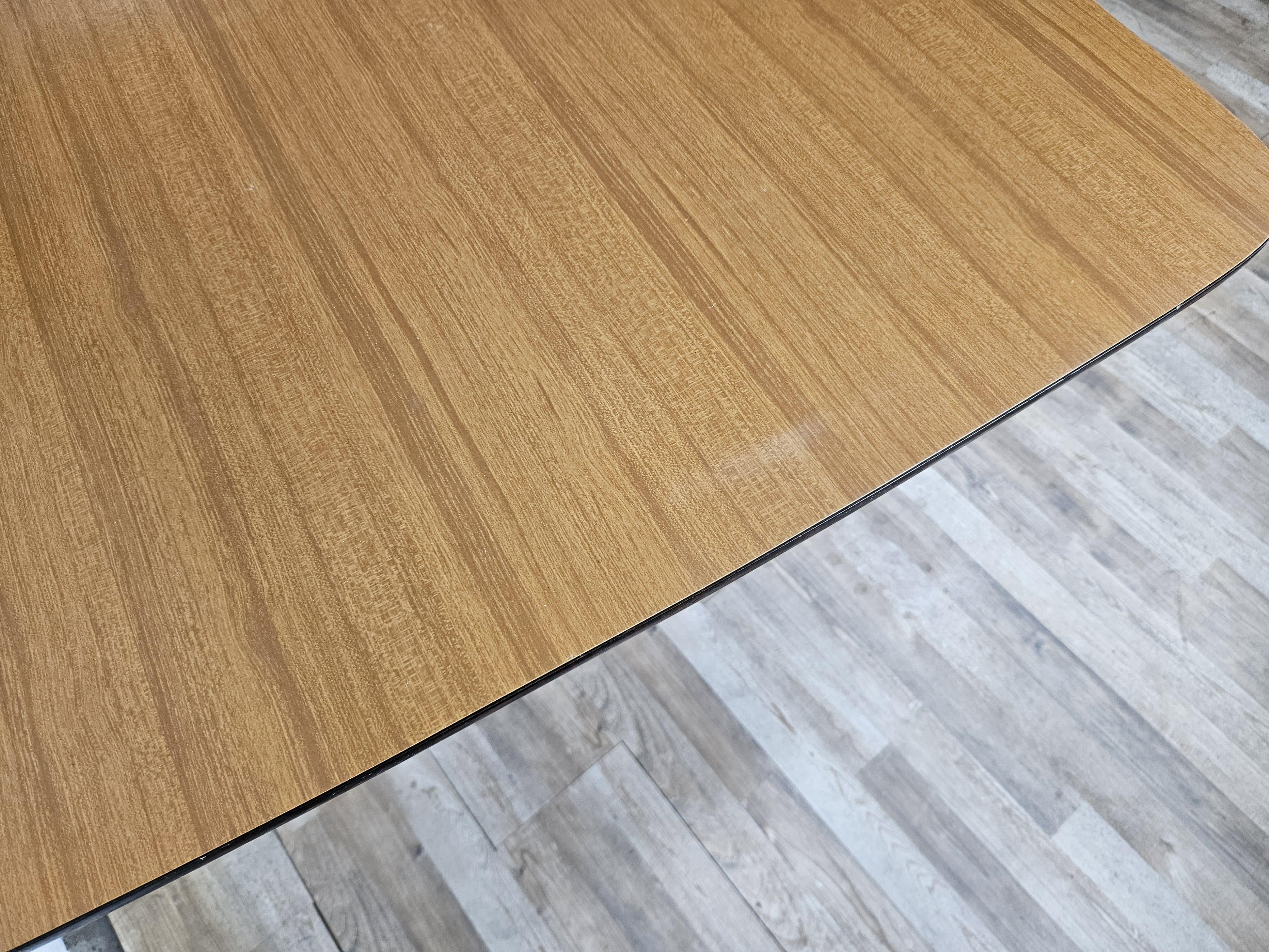 Mesa de comedor de hierro de los años 60 con tablero de formica Hierro en venta